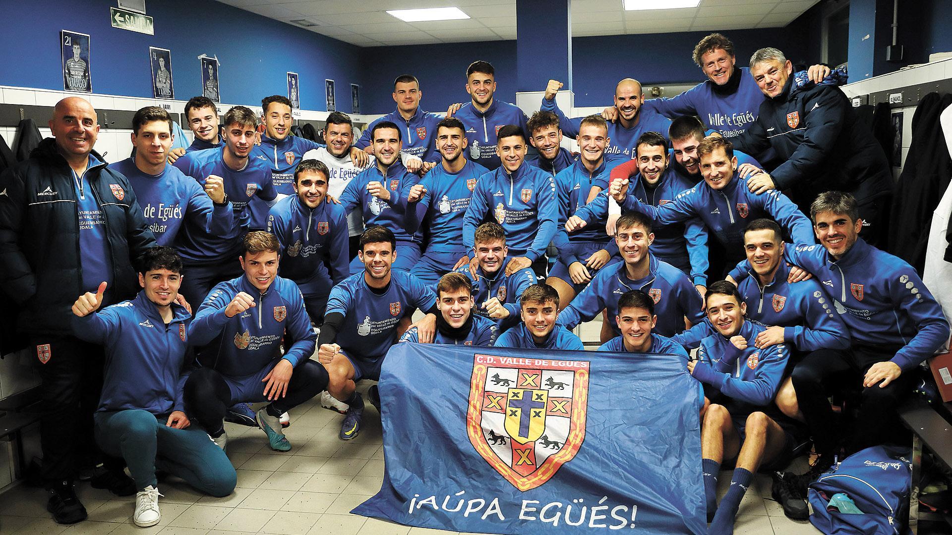 Los jugadores y el cuerpo técnico del Valle de Egüés posan con la bandera del club navarro antes de la sesión de entrenamiento del pasado lunes./
