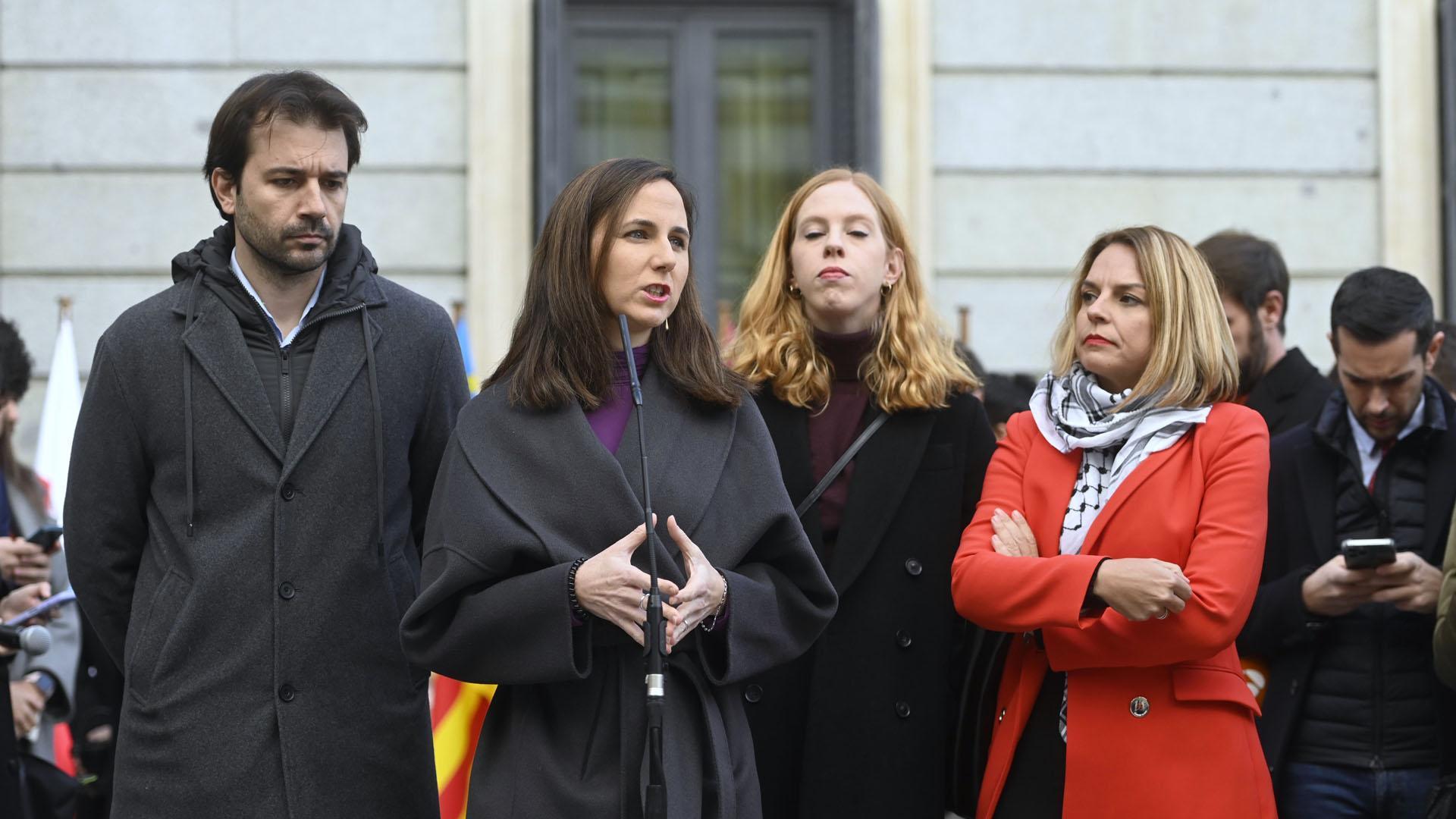 La secretaria general de Podemos, Ione Belarra, atiende a los medios a su llegada al acto de homenaje a la Constitución, en el Congreso de los Diputados
