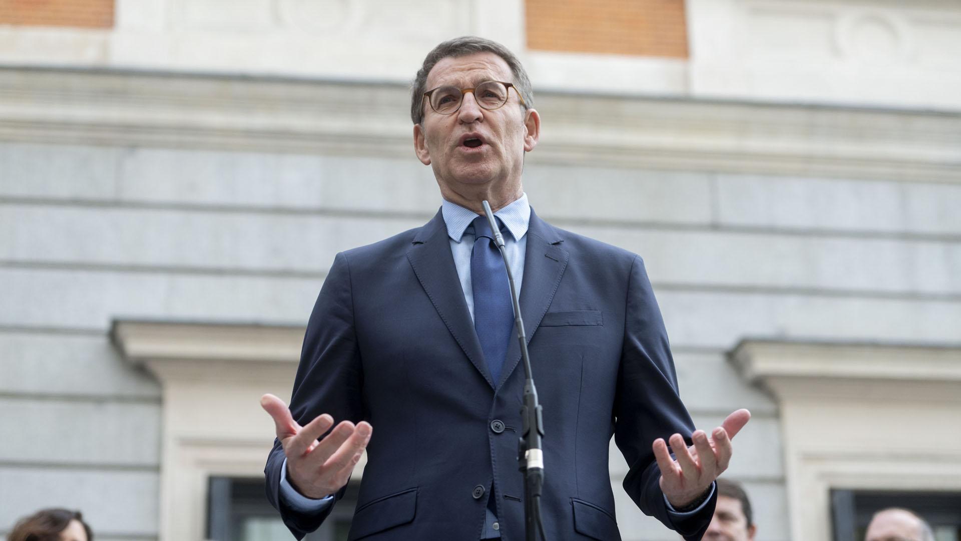 El presidente del Partido Popular, Alberto Núñez Feijóo, atiende a medios a su llegada al acto de homenaje a la Constitución, en el Congreso de los Diputados