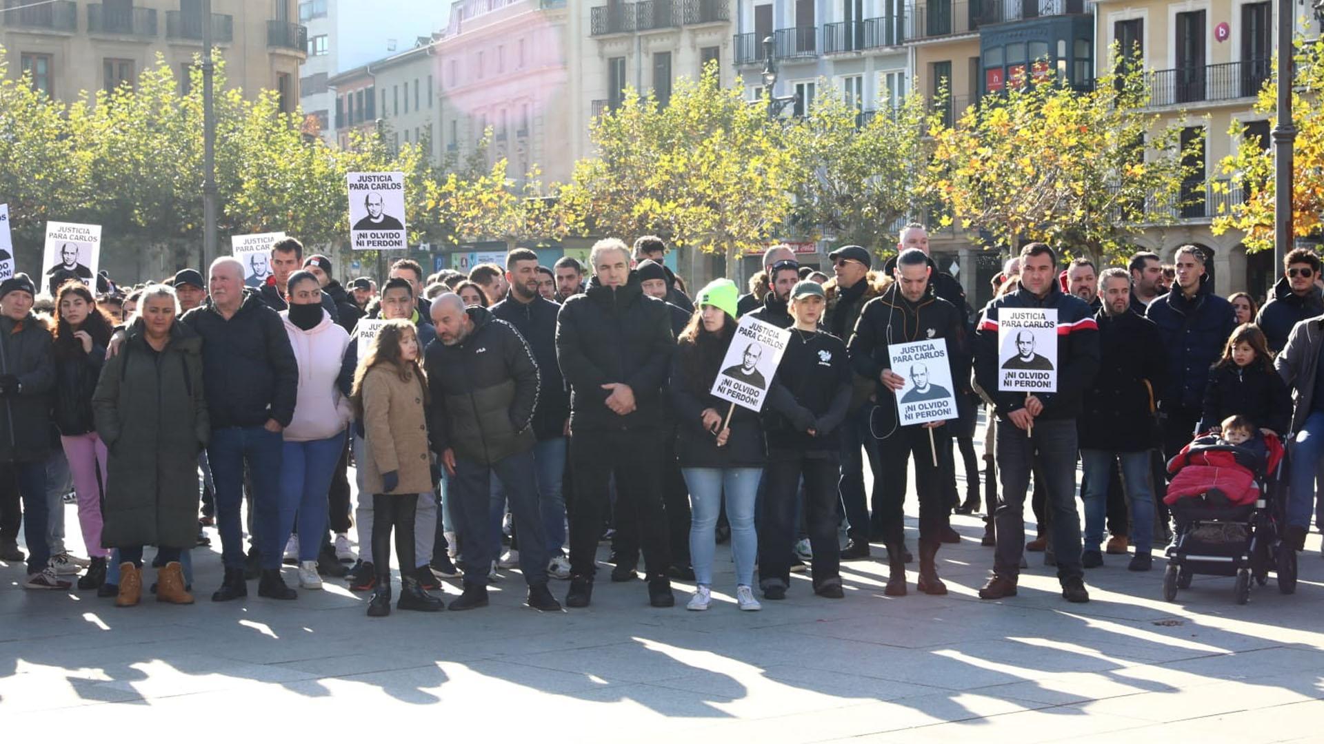 La manifestación de compañeros y amigos, a la que también ha asistido la hermana de Amorín, ha partido de la plaza de la Libertad y ha recorrido por completo la avenida de Carlos III hasta llegar a la plaza del Castillo