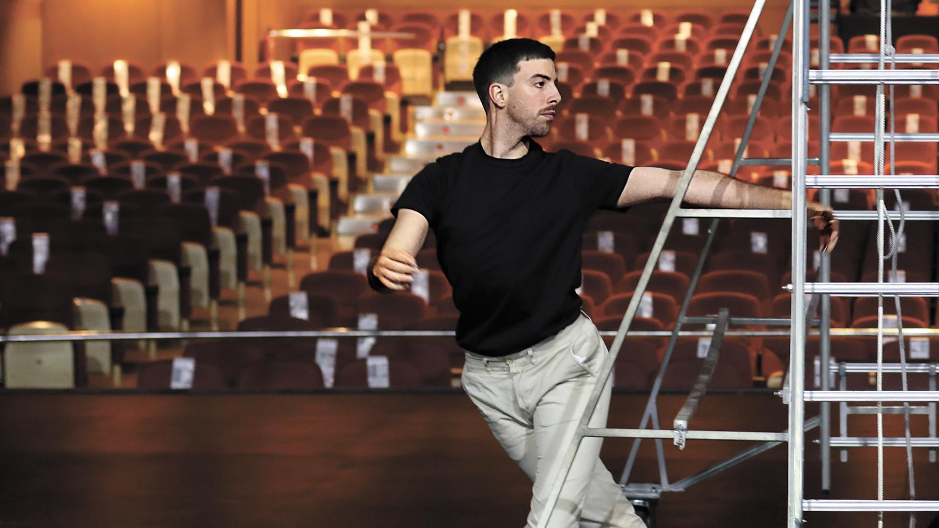 Martxel Rodríguez Etxabide, en el escenario del Auditorio Barañáin, en abril de 2021. Un mes después recibió el premio Promoción del Talento Artístico de Navarra