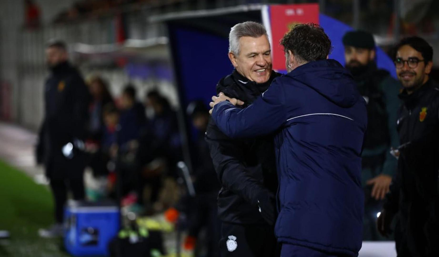 Saludo entre Javier Aguirre y Txiki Akaz