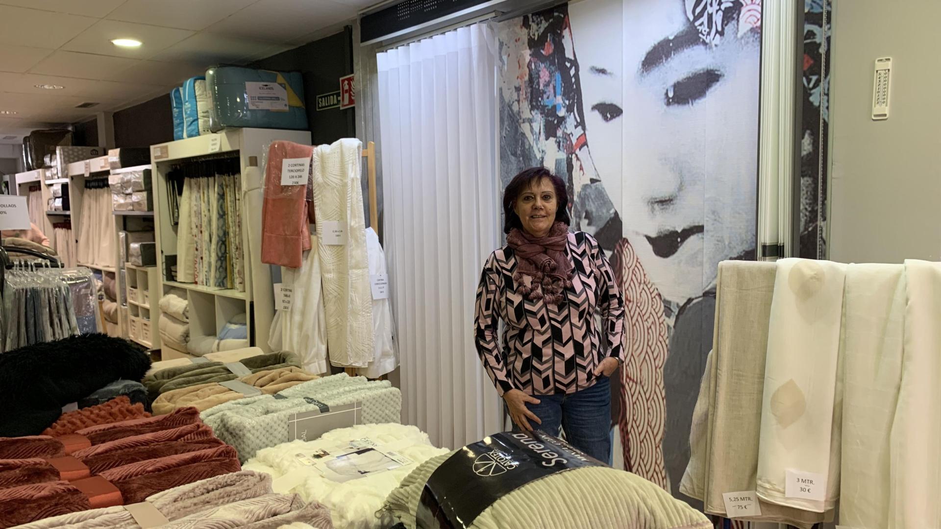 María Ángeles Gómez, junto a los paneles y cortinas de Gelisa, la tienda de la calle San Alberto Magno