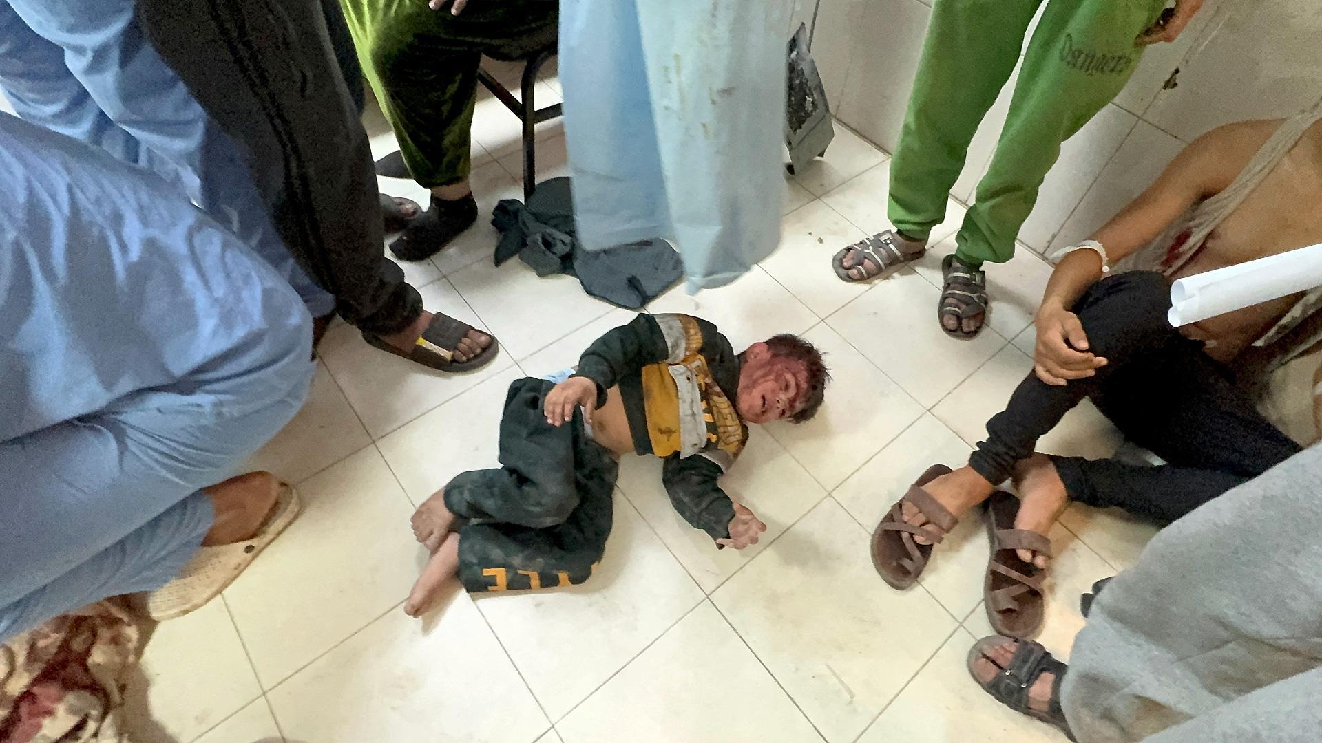 Un niño palestino herido en un ataque israelí llora en el suelo del hospital Khan Younis al sur de la Franja de Gaza