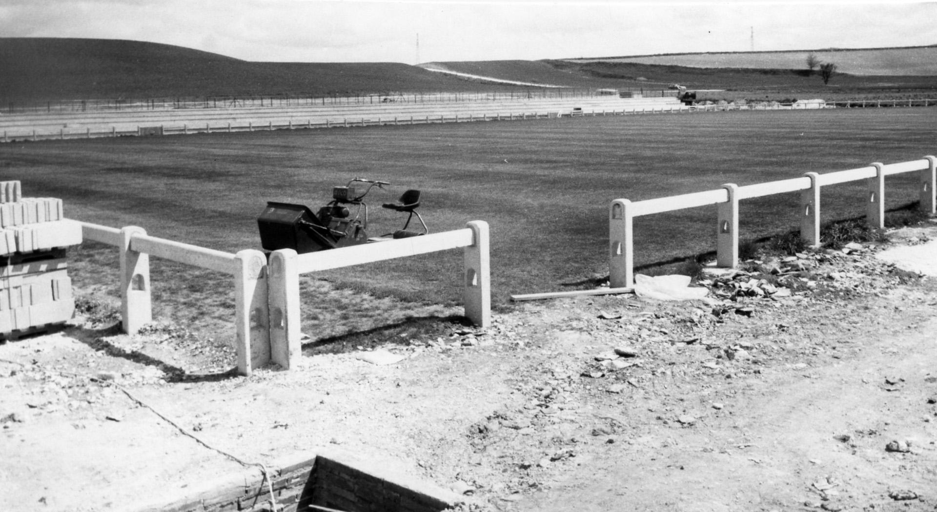 Una imagen del césped del H2 en 1982 cuando se hizo Tajonar y que ahora será levantado