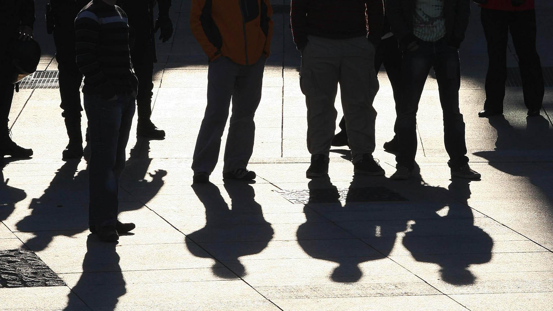 Las sombras de unas personas, en la Plaza del Castillo de Pamplona