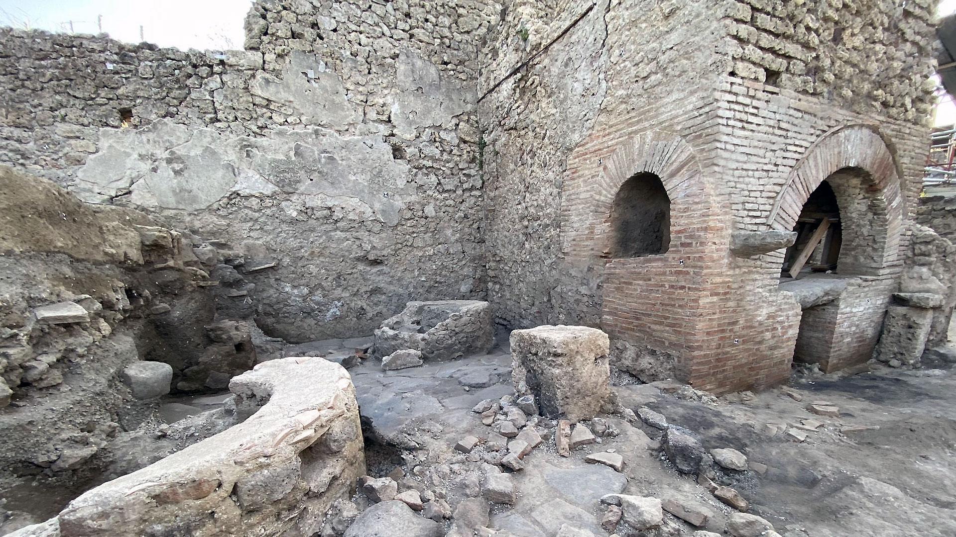 Restos del "molino-prisión" que ha sido descubierto en el yacimiento arqueológico de Pompeya, la ciudad romana arrasada por la erupción del volcán Vesubio en el año 79 d.C