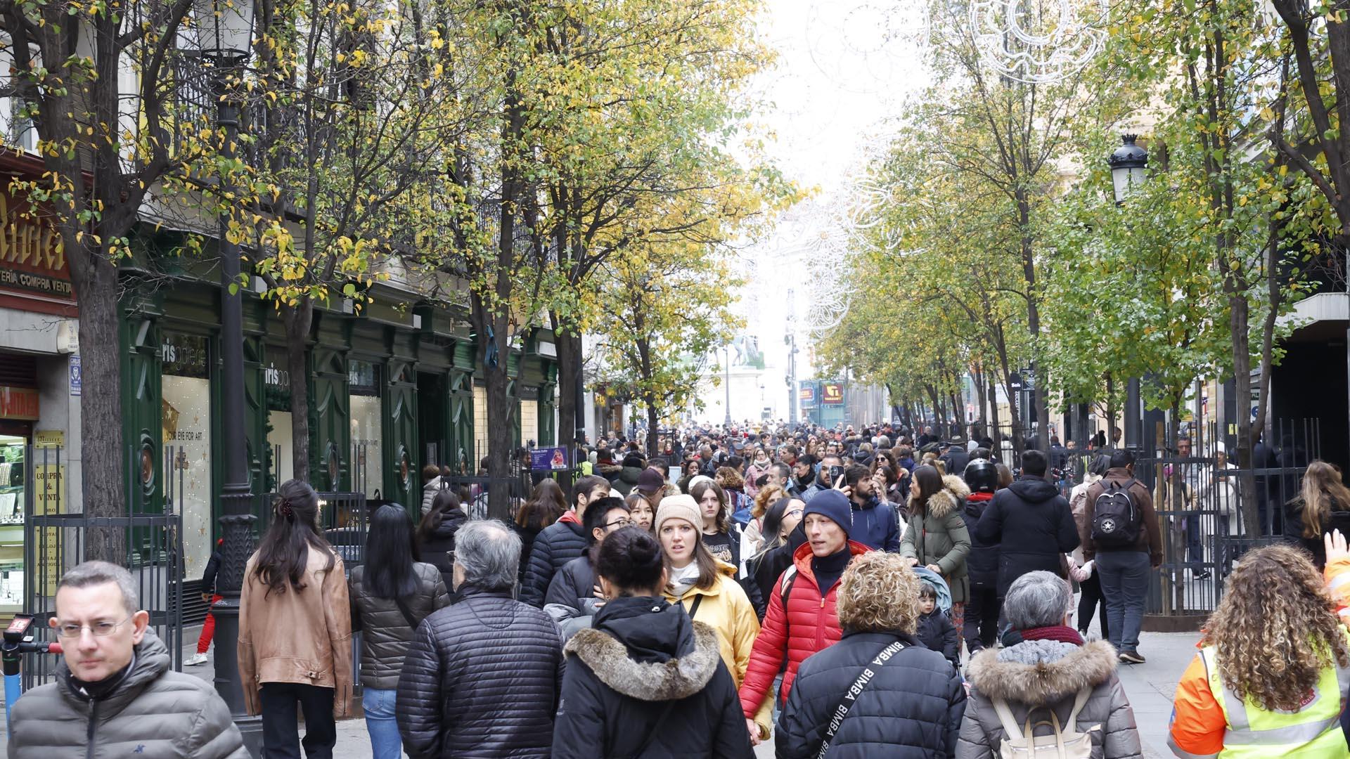 Ambiente navideño en las calles de Madrid, repletas de gente estos días