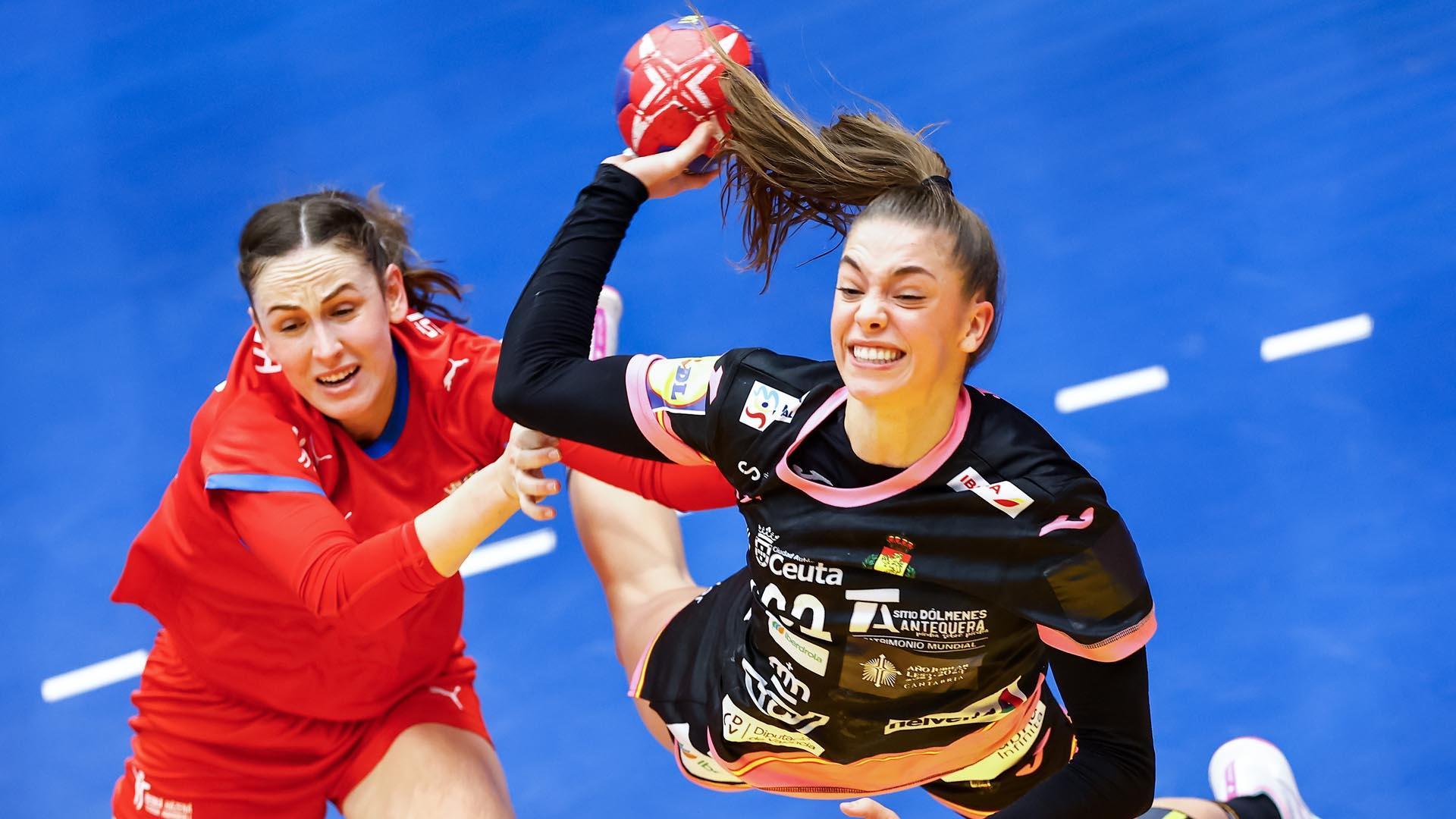 Paula Arcos, que anotó 3 goles, en una acción del partido entre España y la República Checa