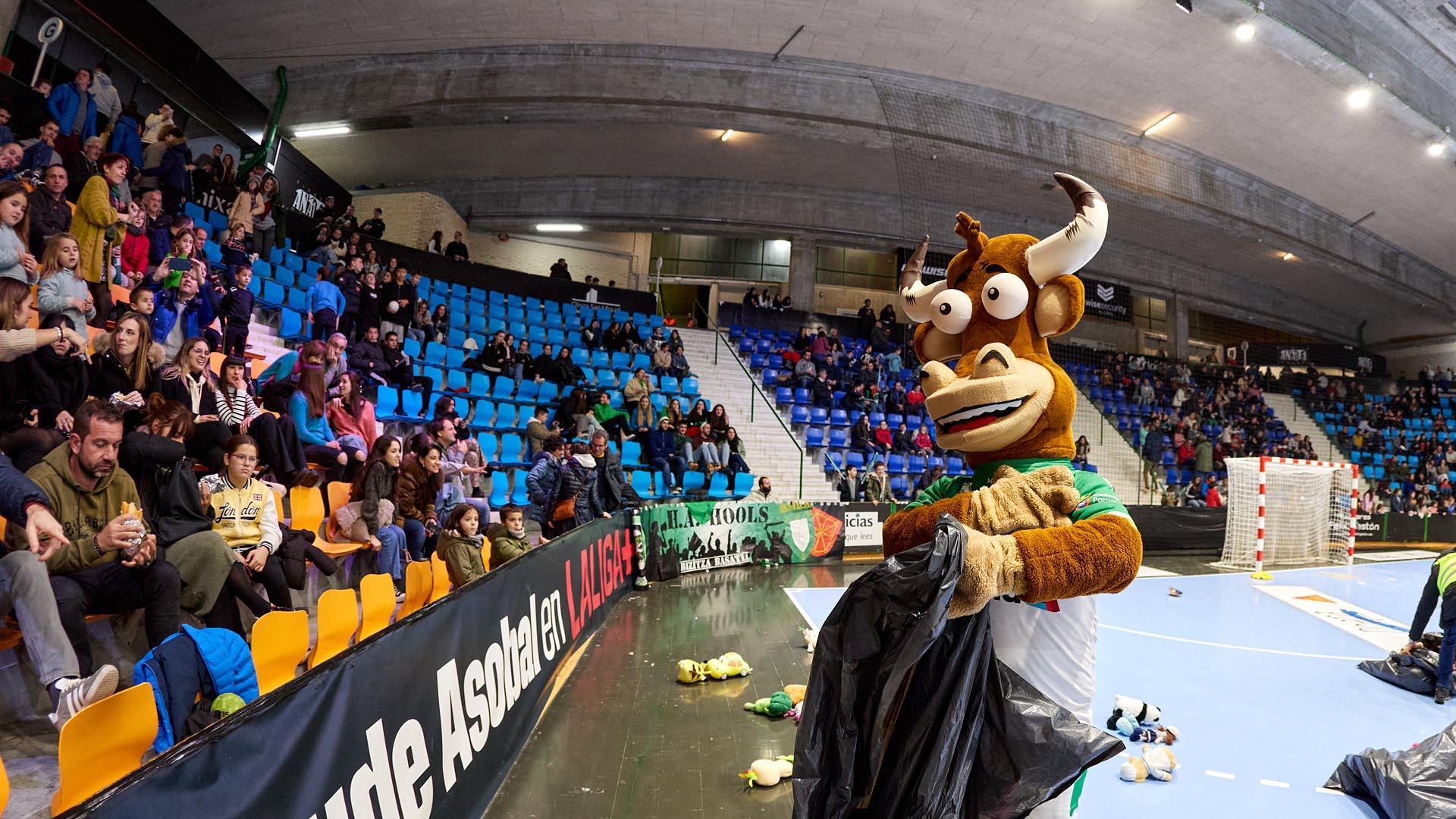 Lluvia de peluches por una causa solidaria en el partido Helvetia Anaitasuna - Benidorm.