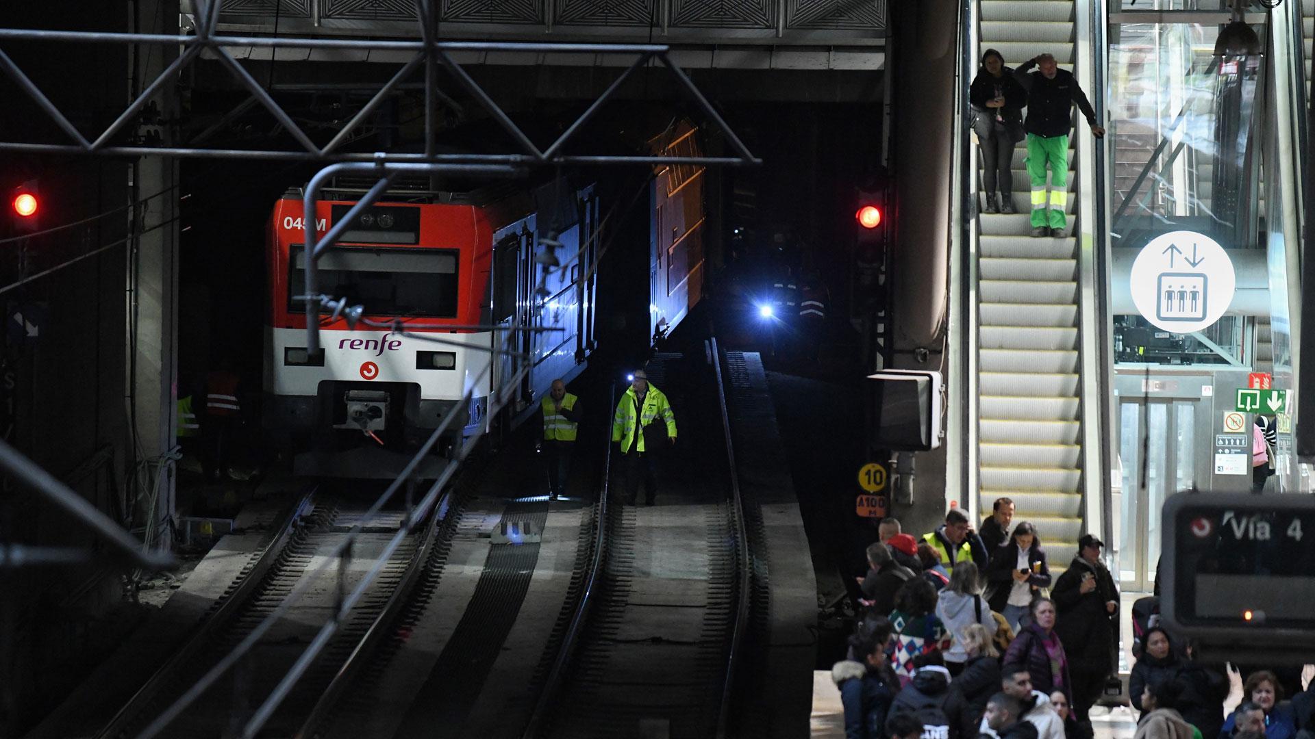 Imagen de un tren de cercanías entrando en la estación de Atocha