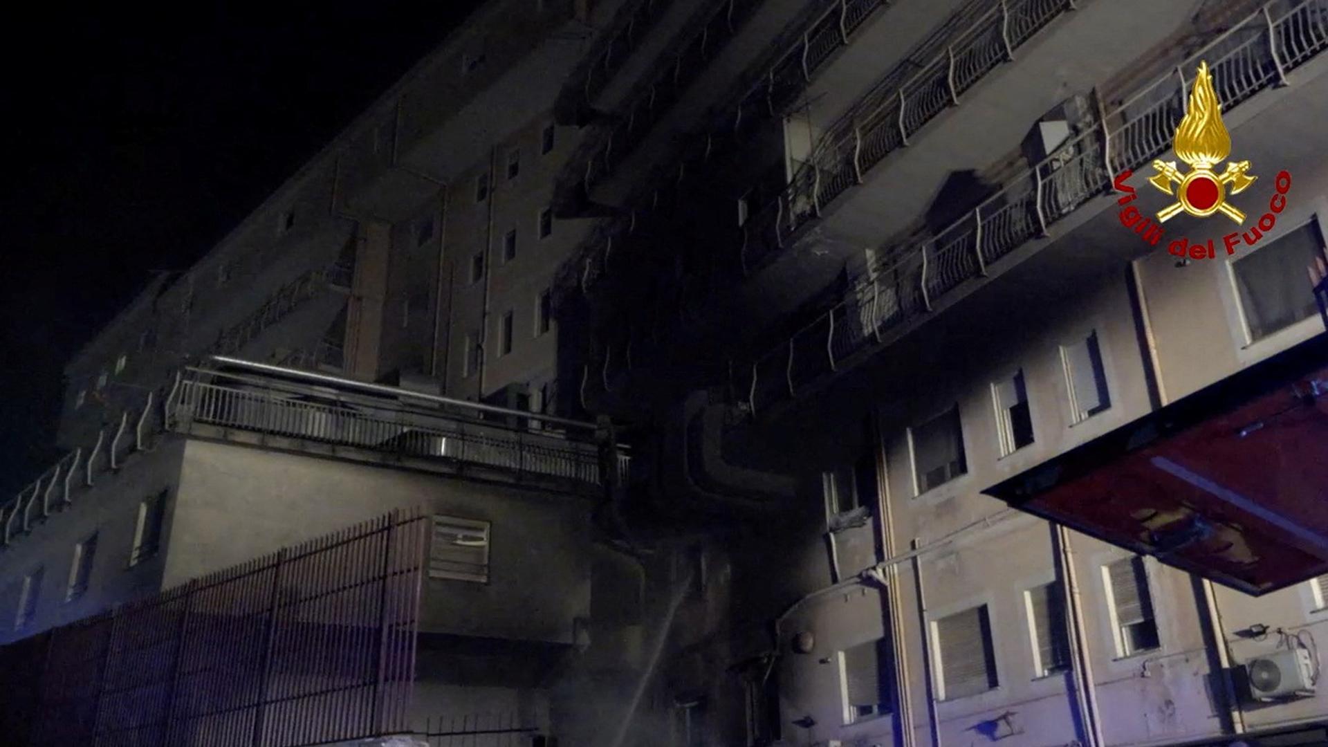 Rastro del incendio en la fachada del Hospital San Giovanni Evangelista