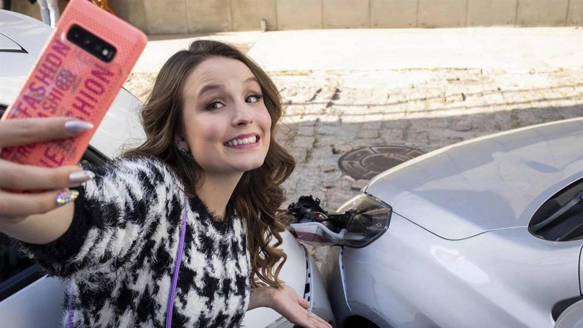 Ana (Larissa Manoela) protagoniza la película 'Modo avión'. Es una influencer que sufre un accidente de tráfico por mirar al móvil. Sus padres la envían a la granja de su abuelo a "desintoxicarse"