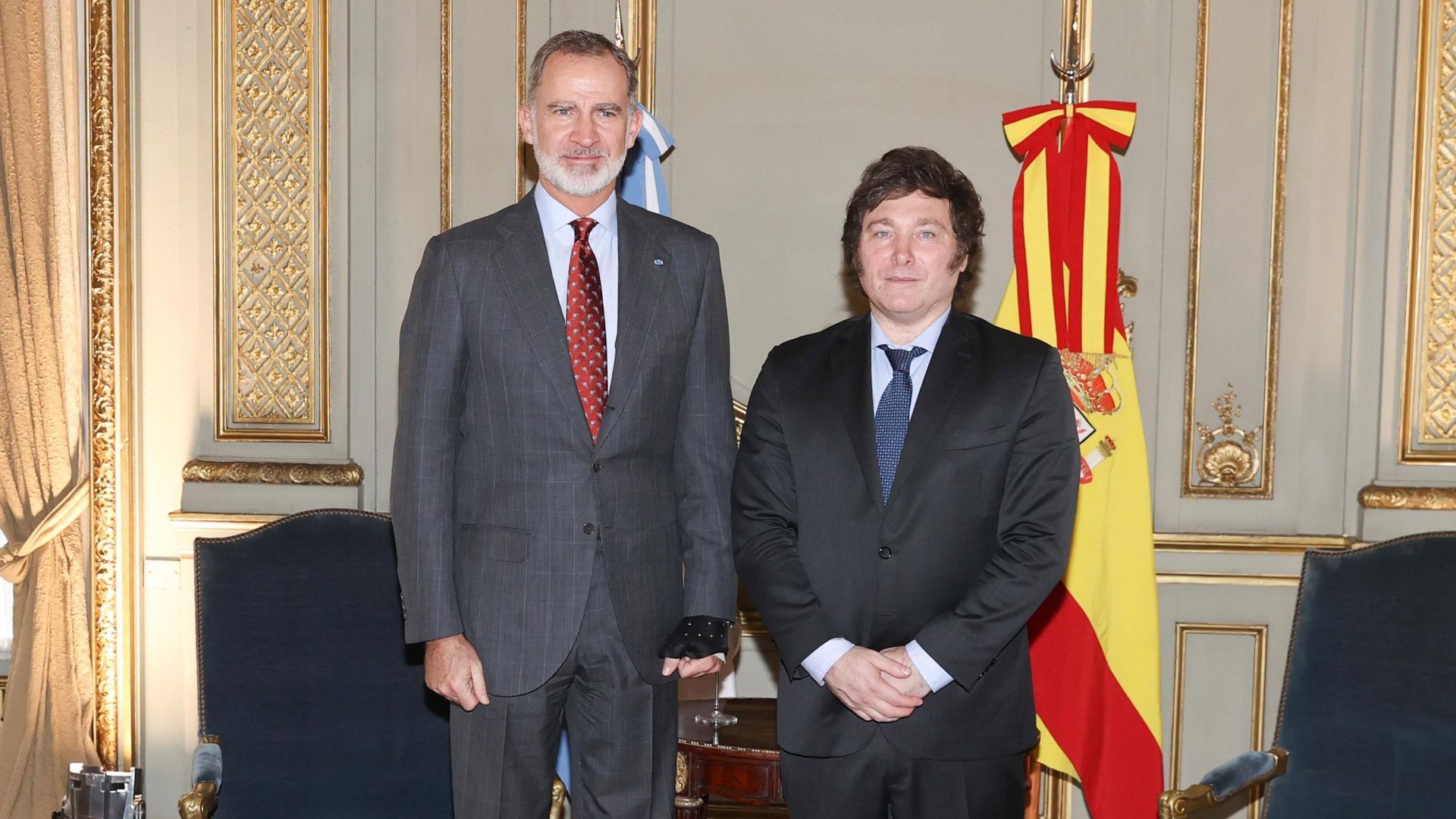 El rey Felipe VI junto al presidente electo de Argentina, Javier Milei