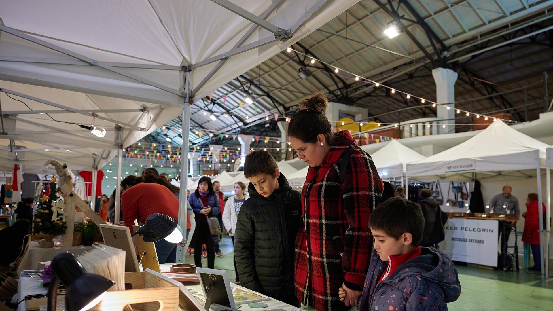 Fotos del mercado de artesanía en la estación de autobuses de Pamplona. /