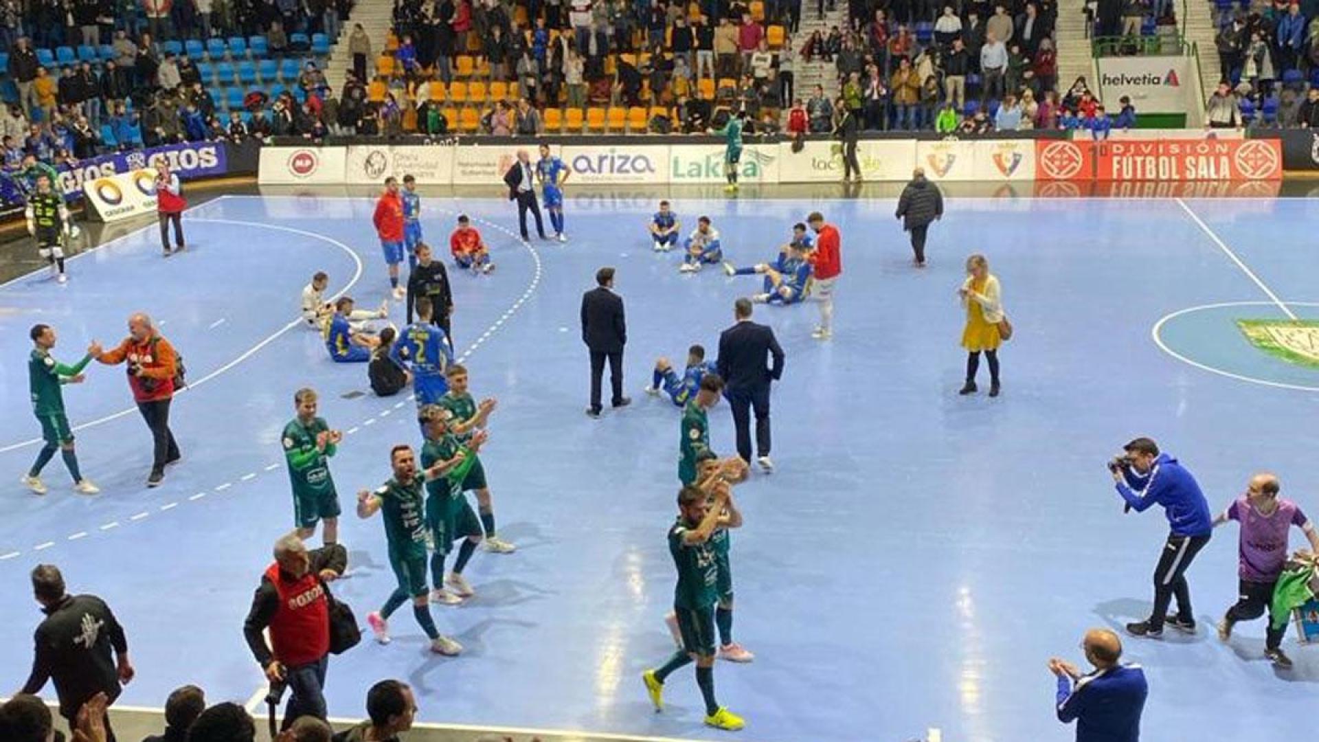 Tras la victoria frente al Peñíscola y la clasificación para la Copa, el equipo ha aplaudido a sus seguidores y ha compartido su alegría con ellos