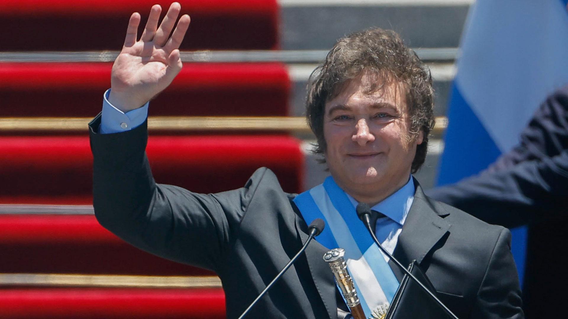 El presidente electo de Argentina, Javier Milei, saluda a los asistentes después de jurar como próximo jefe de Estado del país