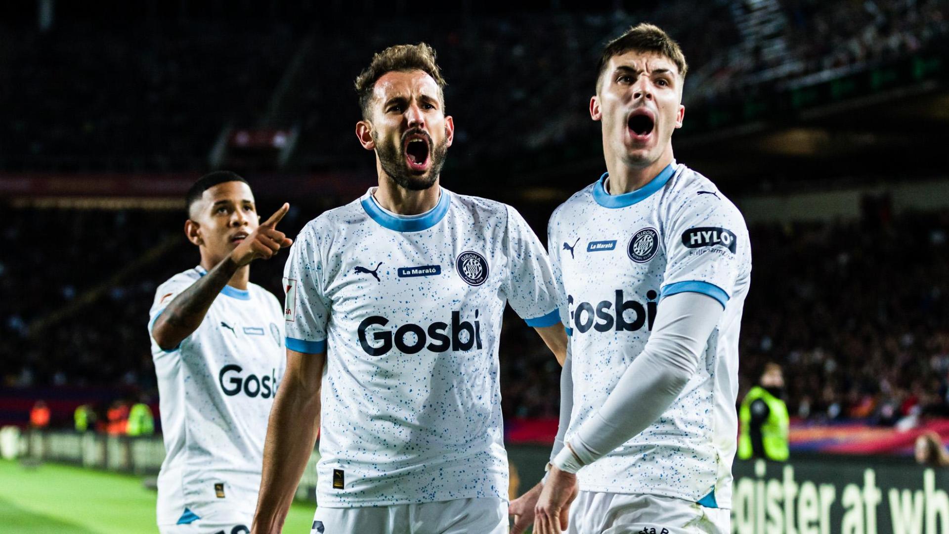 Valery Fernandez y Stuani celebran uno de los goles del Girona