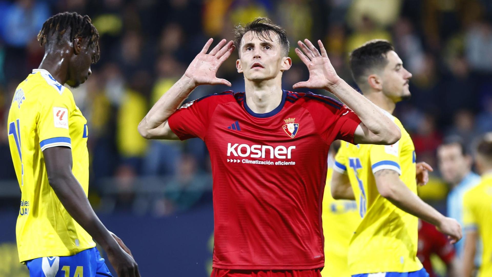 Budimir celebra su gol de penalti en el Cádiz-Osasuna
