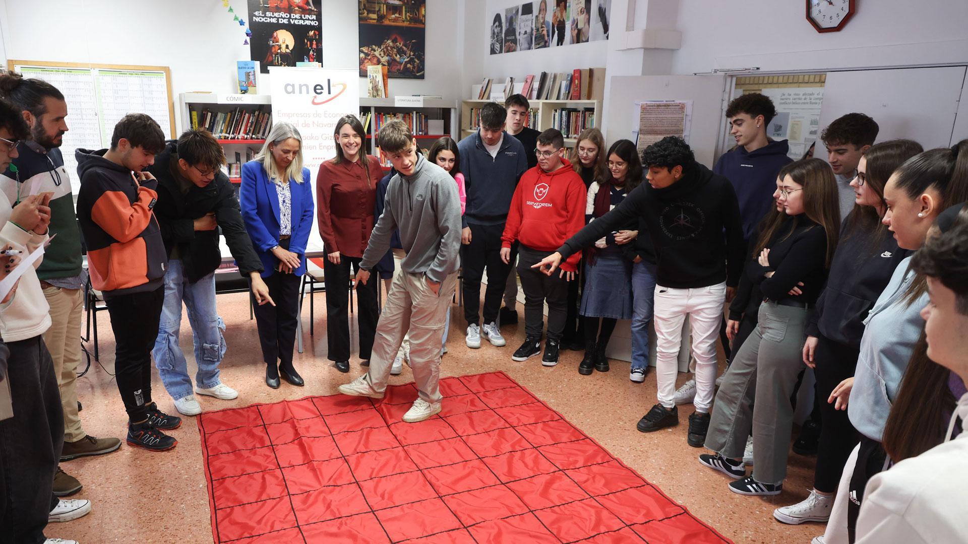 La vicepresidenta Alfaro firma un convenio con ANEL en el Instituto Navarro Villoslada.