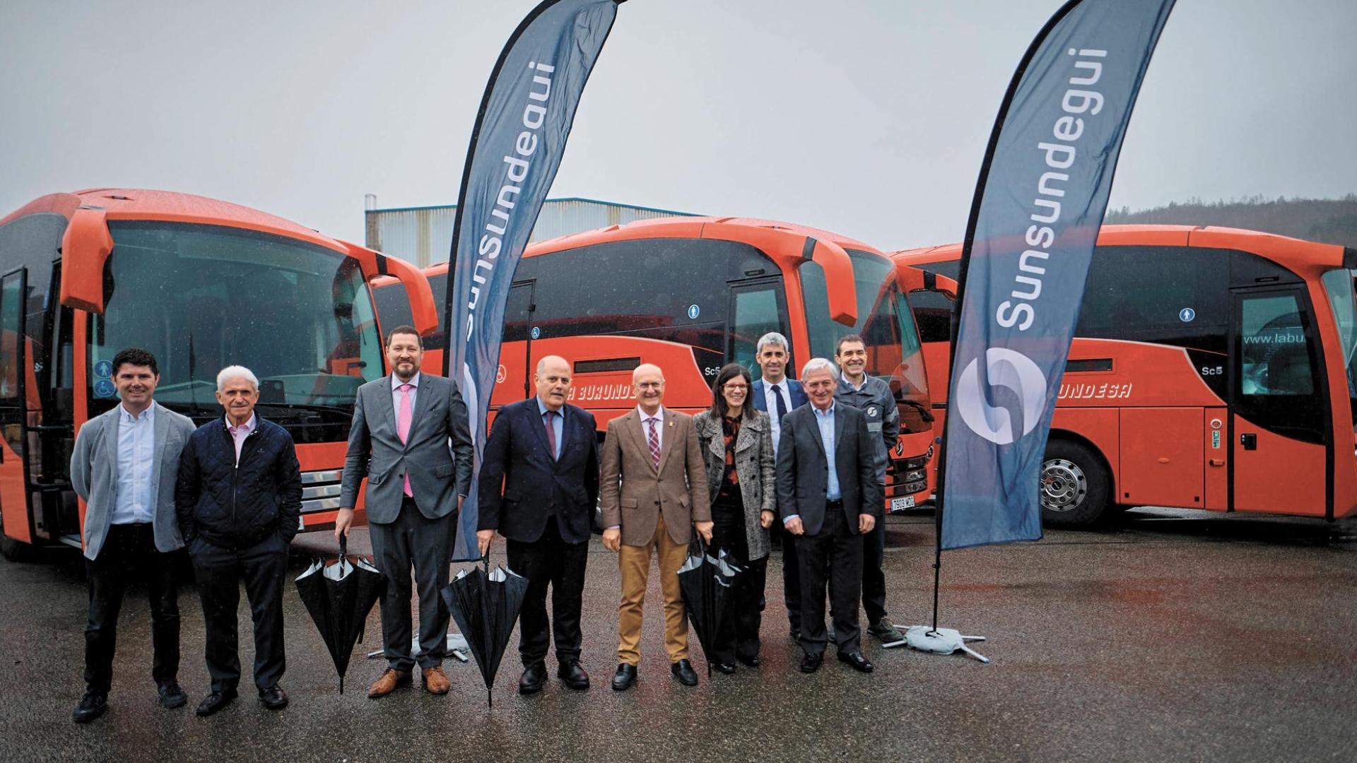Presentación de la nueva adjudicación Vitoria-Pamplona, con autobuses carrozados en Sunsundegui