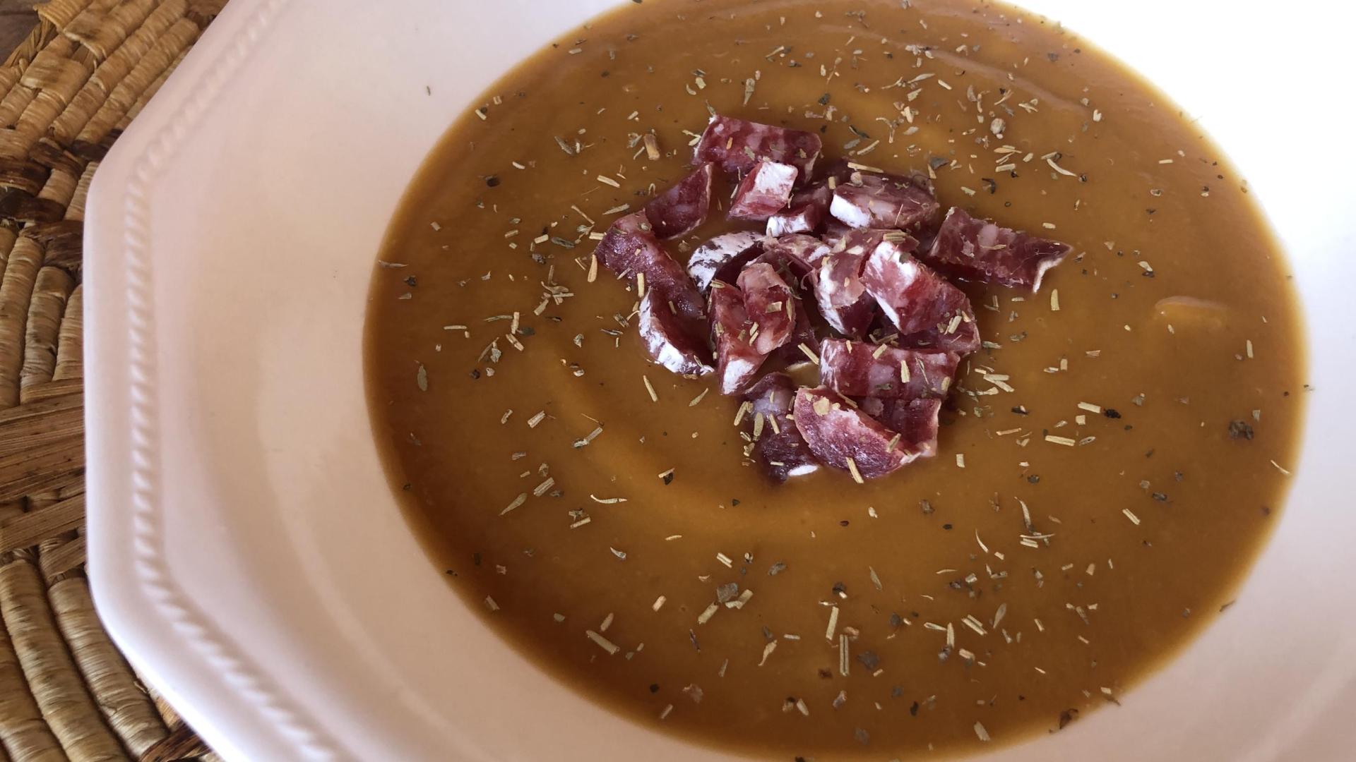 El fuet le aporta un sabor delicioso a la crema de verduras. Y la grasa que necesita.