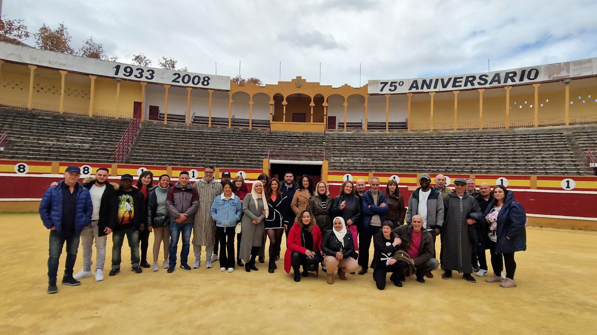 Los participantes en el programa de Empleo Social Protegido de Tudela, juntos en la plaza de toros de la ciudad