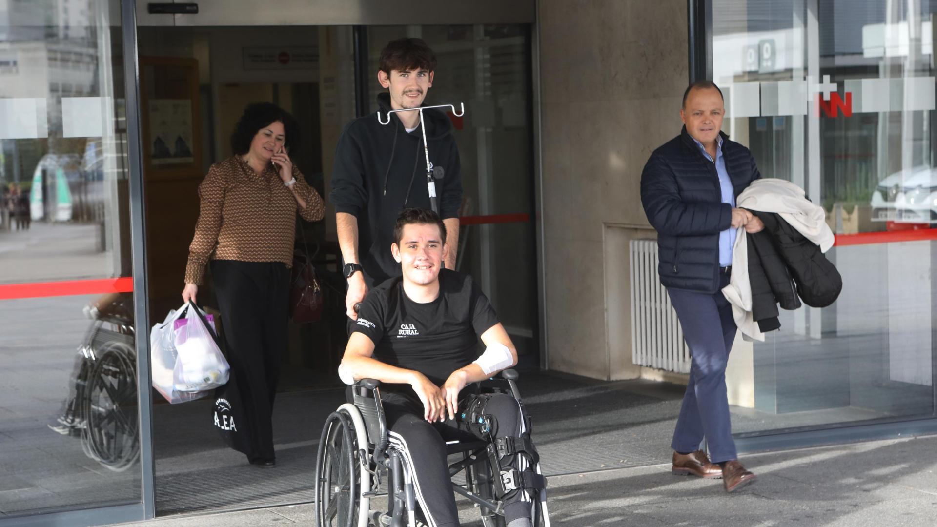 Josu Etxeberria sale del hospital acompañado por su hermano Martxel.