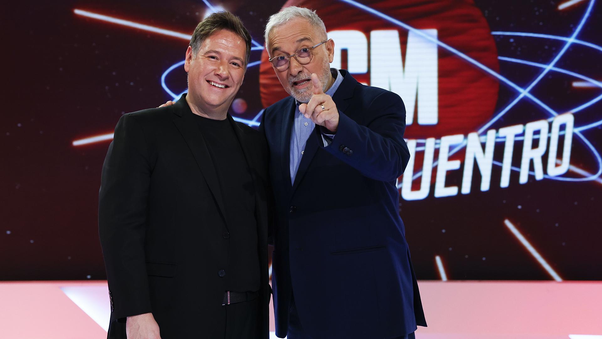 Xavier Sardá junto al humorista Carlos Latre durante la presentación de `Crónicas Marcianas. El Reencuentro'./