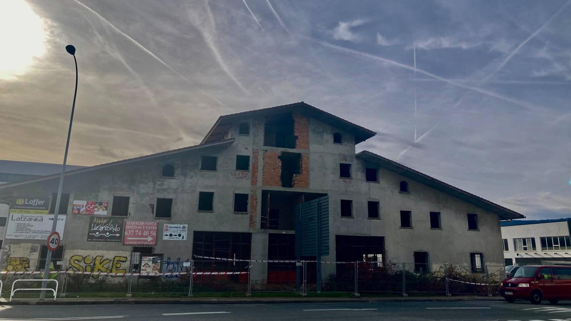 Aspecto que tenía este lunes el edificio, mientras operarios sacaban material del interior antes del derribo