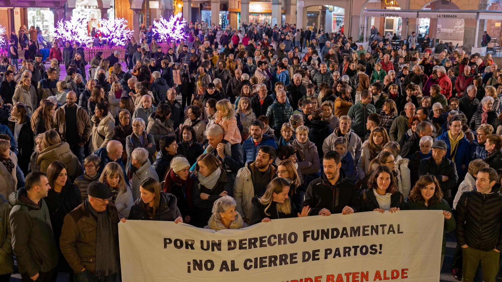 Cerca de ochocientas personas secundaron la concentración organizada por el grupo de embarazadas este lunes en la plaza de los Fueros
