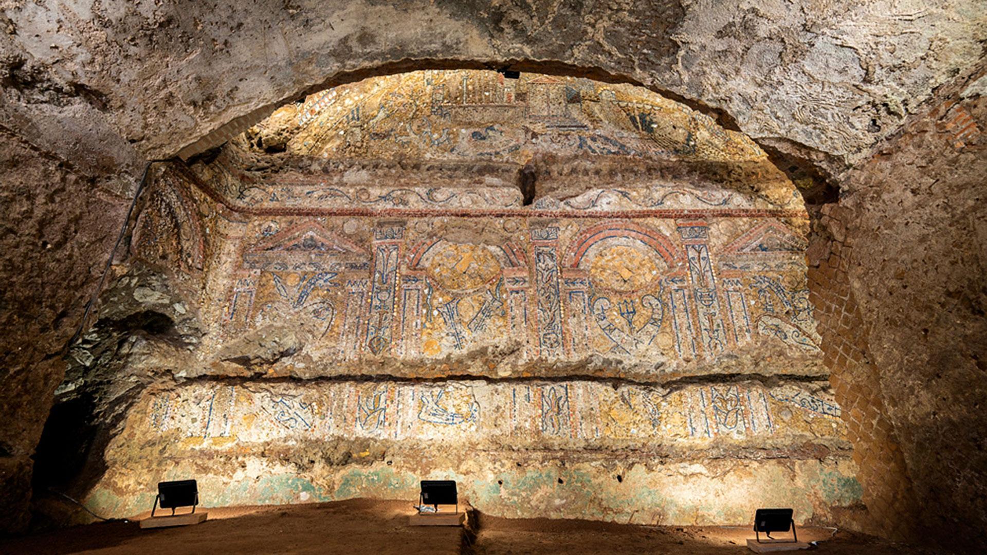Un proyecto de investigación en el Parque Arqueológico del Coliseo de Roma ha permitido descubrir una lujosa 'domus' recubierta de excepcionales mosaicos "rústicos"
