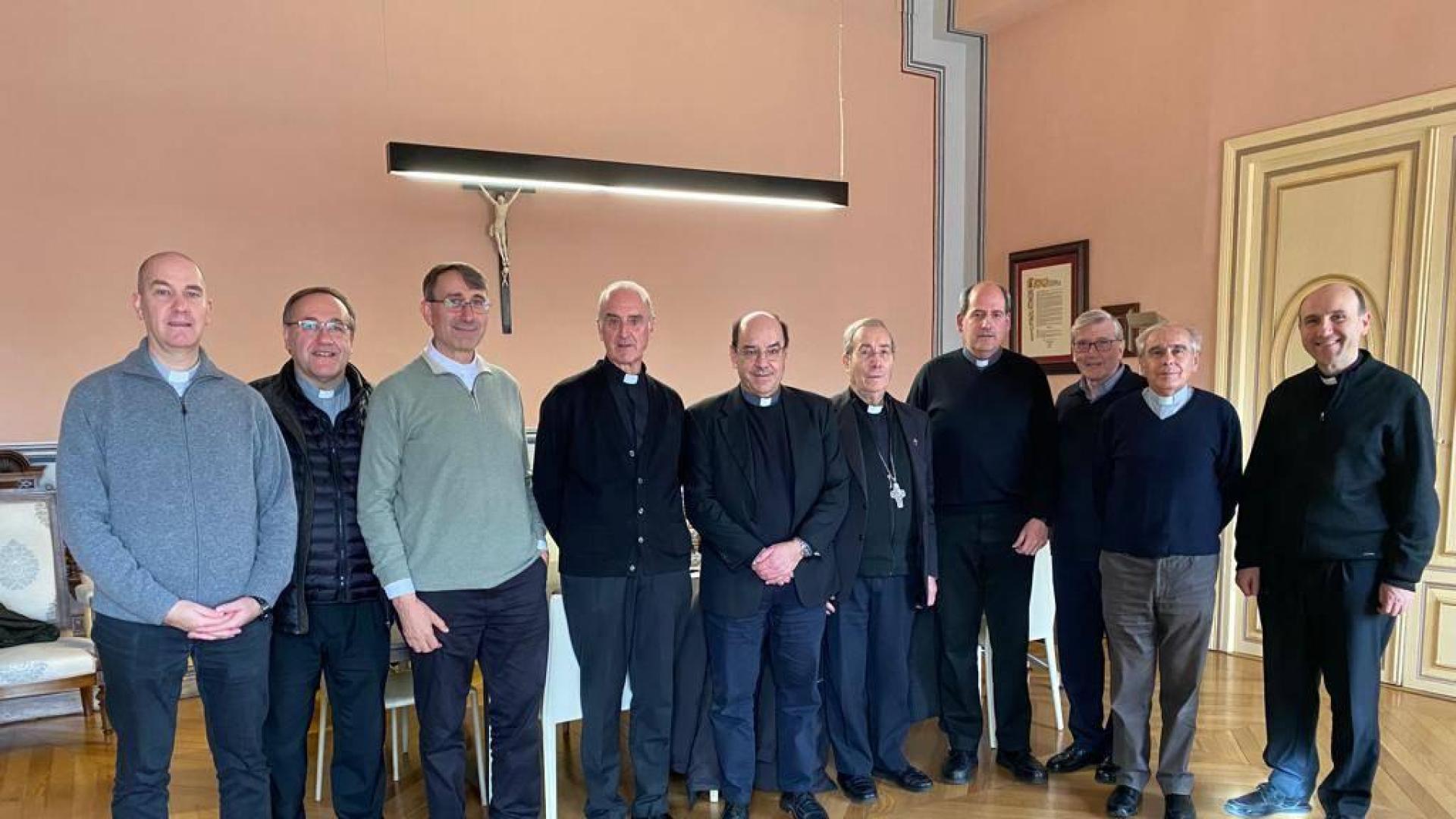Florencio Roselló, 5º por la izquierda, junto a Francisco Pérez y responsables de la iglesia navarra