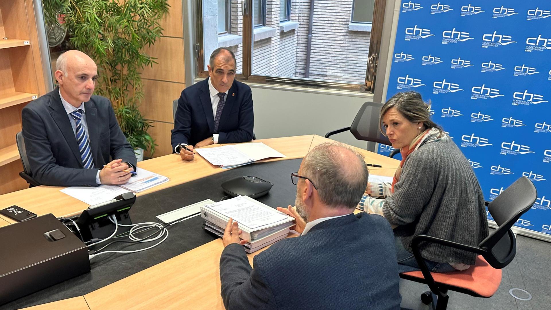 De izquierda a derecha, el subdirector de INTIA, Joaquín Puig, el consejero de Cohesión Territorial, Óscar Chivite, el director técnico de la CHE, Francisco José Hijós, y la presidenta de la CHE, María Dolores Pascual.