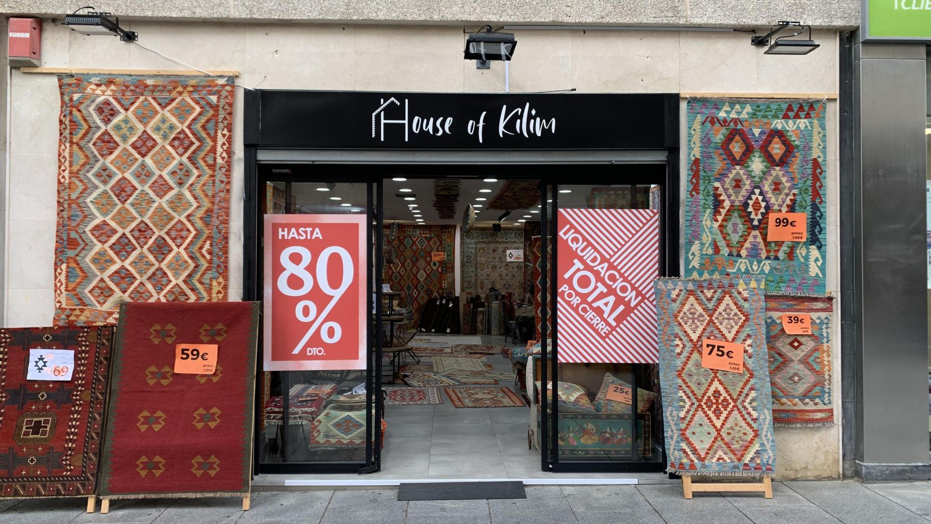 House of Kilim, la tienda de la calle García Ximénez, con el cartel de liquidación por cierre