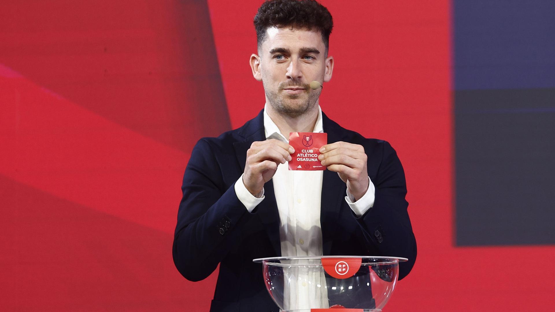 Kike Barja sostiene la cartulina de Osasuna en el sorteo de la Copa del Rey