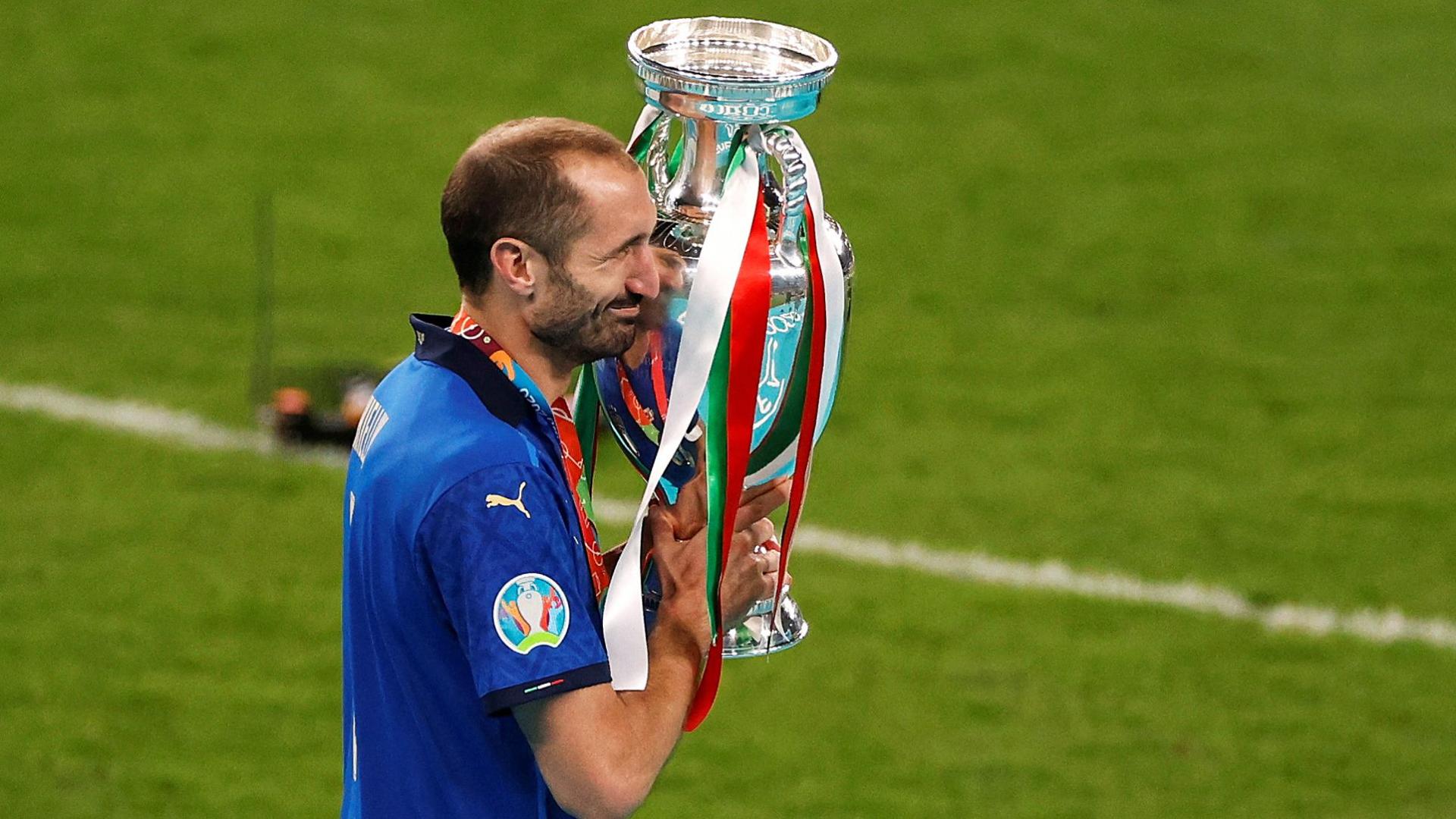Giorgio Chiellini sostiene el trofeo de campeones de la Eurocopa 2020 en el estadio de Wembley./