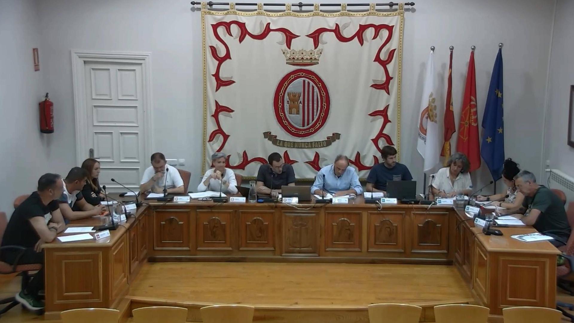Salón de plenos de Sangüesa, en una sesión ordinaria del inicio de la legislatura. De izda. a dcha., ediles de PSN, AISS y EH Bildu