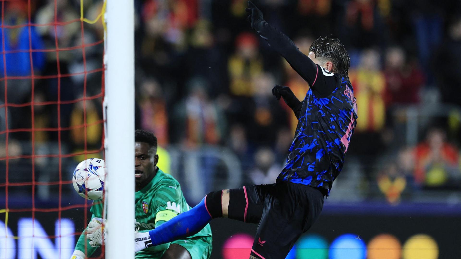 Sergio Ramos da una patada al meta del Lens, Bamba, tras anotar el penalti del empate e ir a por el balón para no perder tiempo. El de Camas fue amonestado./