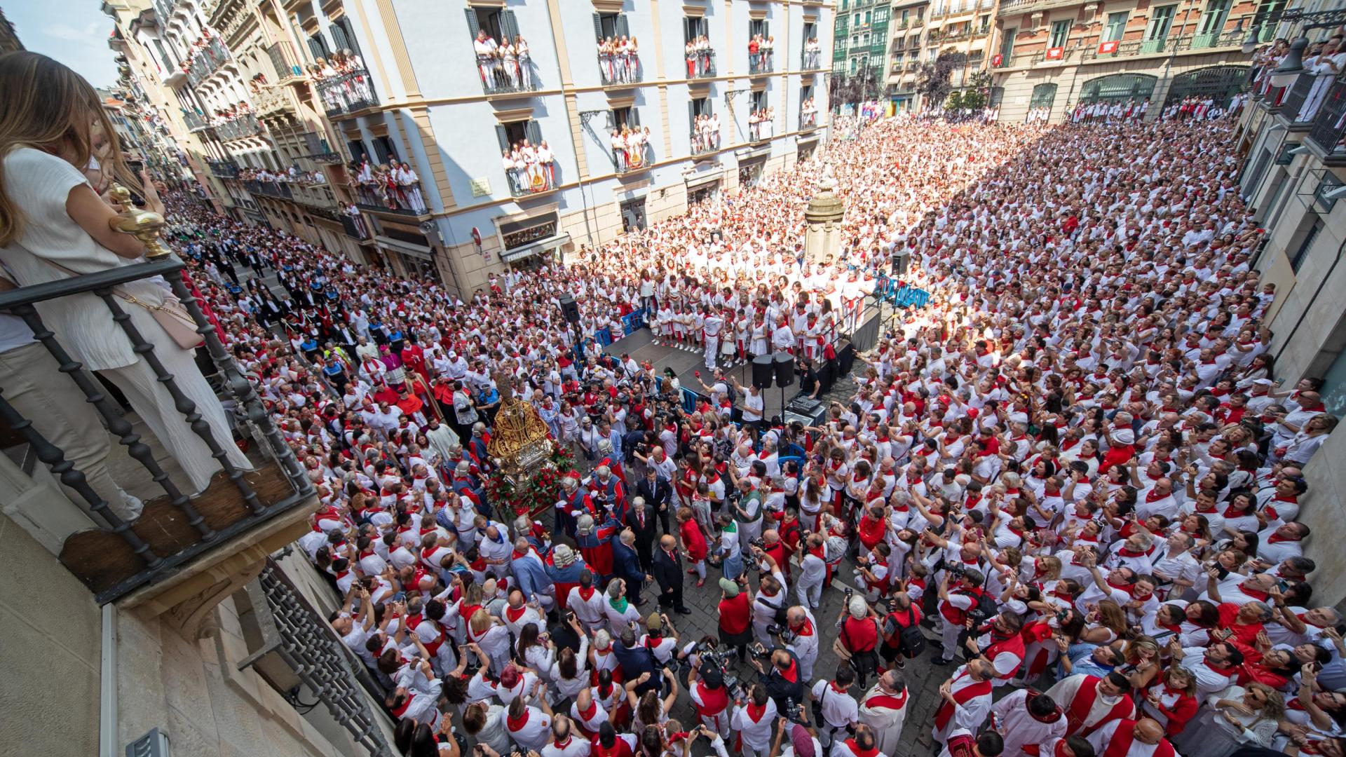 Plaza del consejo durante el canto de la jota a San Fermín en la procesión.