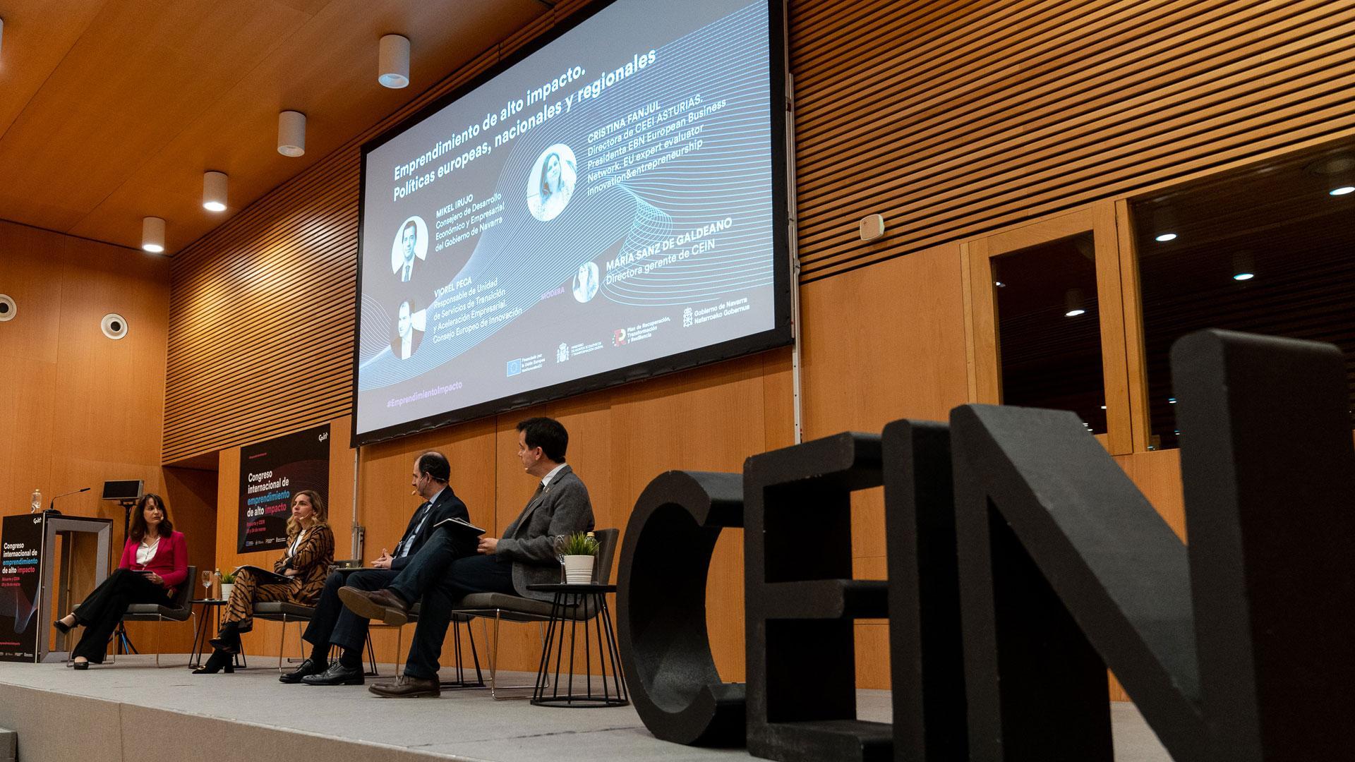 De izda a dcha: María Sanz de Galdeano, directora gerente de CEIN; el consejero Mikel Irujo; Viorel Peca, del Consejo Europeo de Innovación; y Cristina Fanjul, de European Businesss Ntework (EBN), el pasadomarzo en el 'Congreso internacional de emprendimiento de alto impacto'