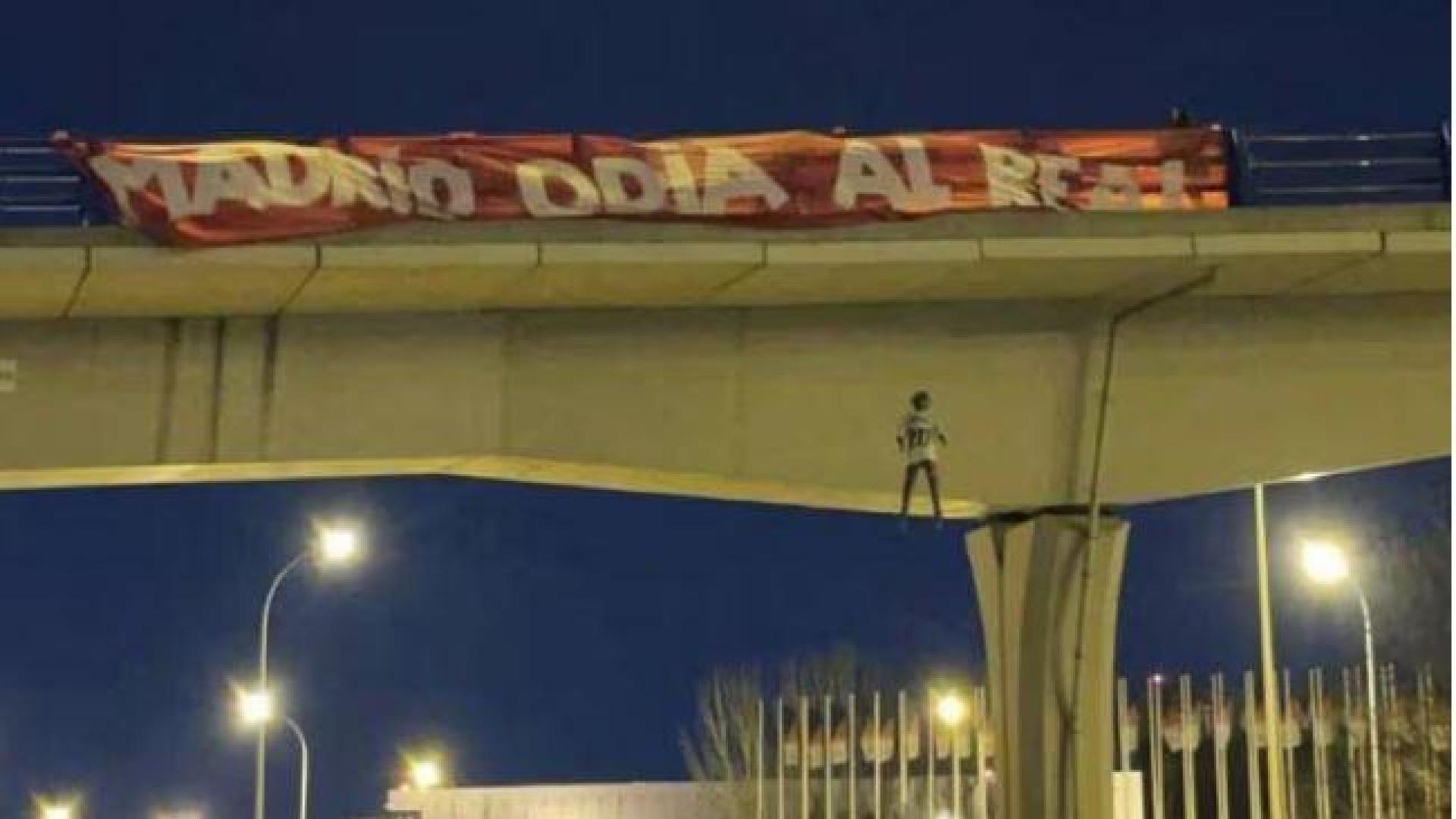 El muñeco con la camiseta de Vinicius colgado de un puente, junto a una pancarta que ponía 'Madrid odia al Real'