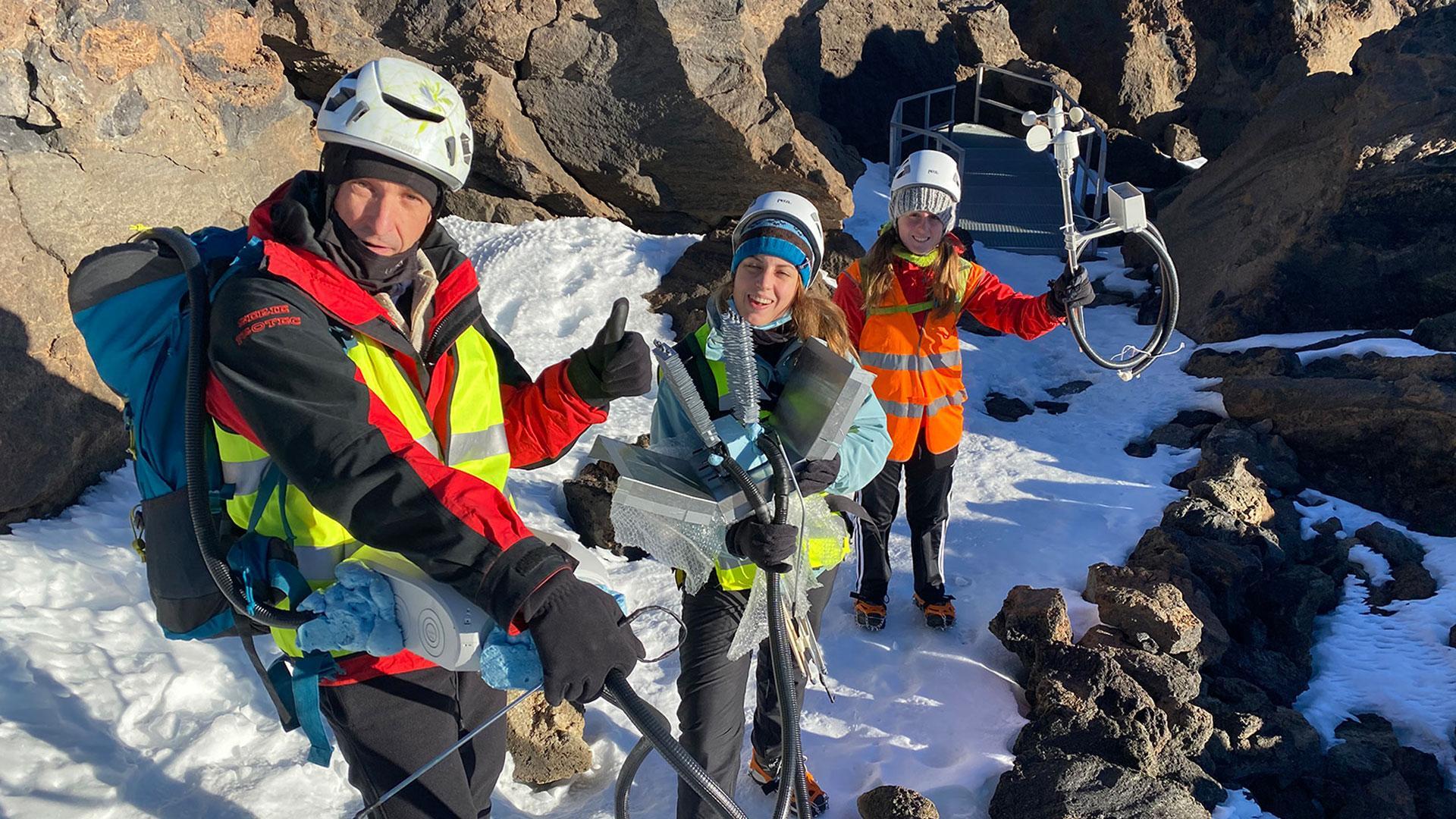 David Astrain, Patricia Alegría y Leyre Catalán, investigadores del Grupo ITF, en la instalación del prototipo de generador termoeléctrico en el Teide
