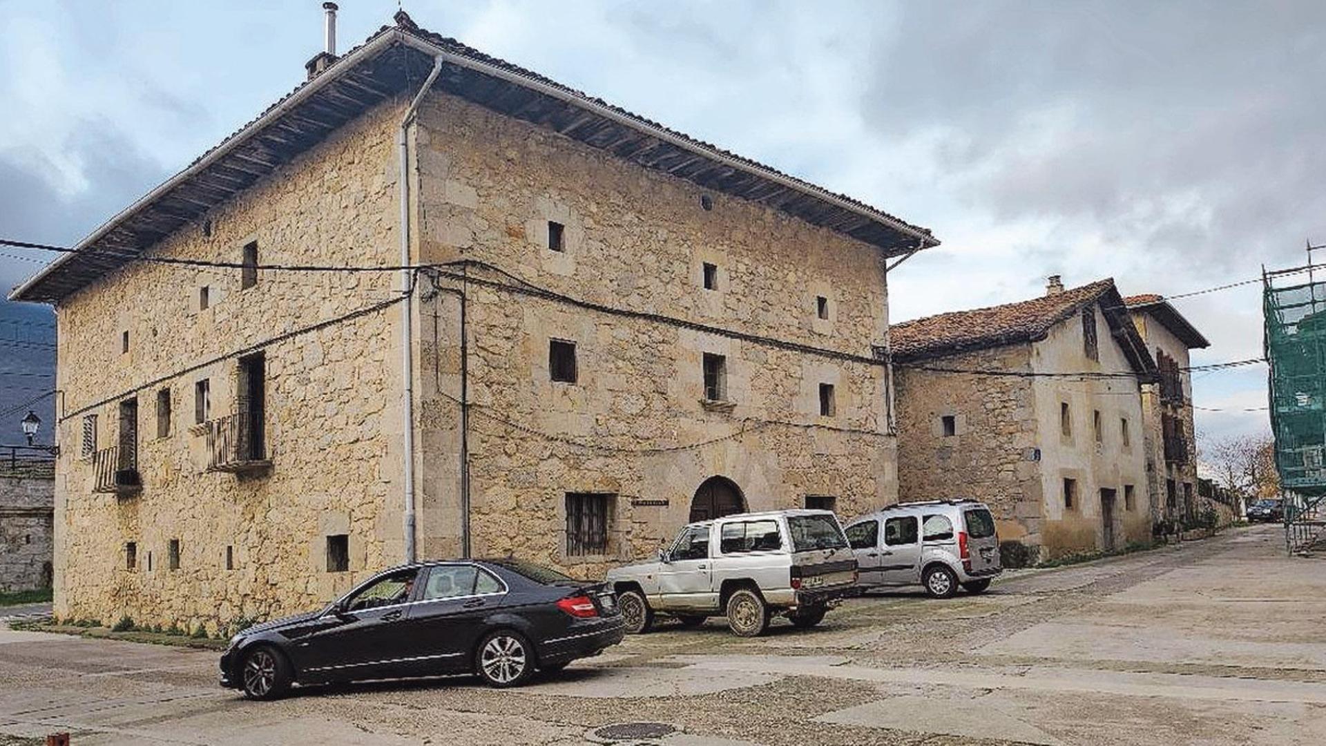 En primer término, Erroetxea, destinado a hotel y restaurante; al lado, Ostuzarra