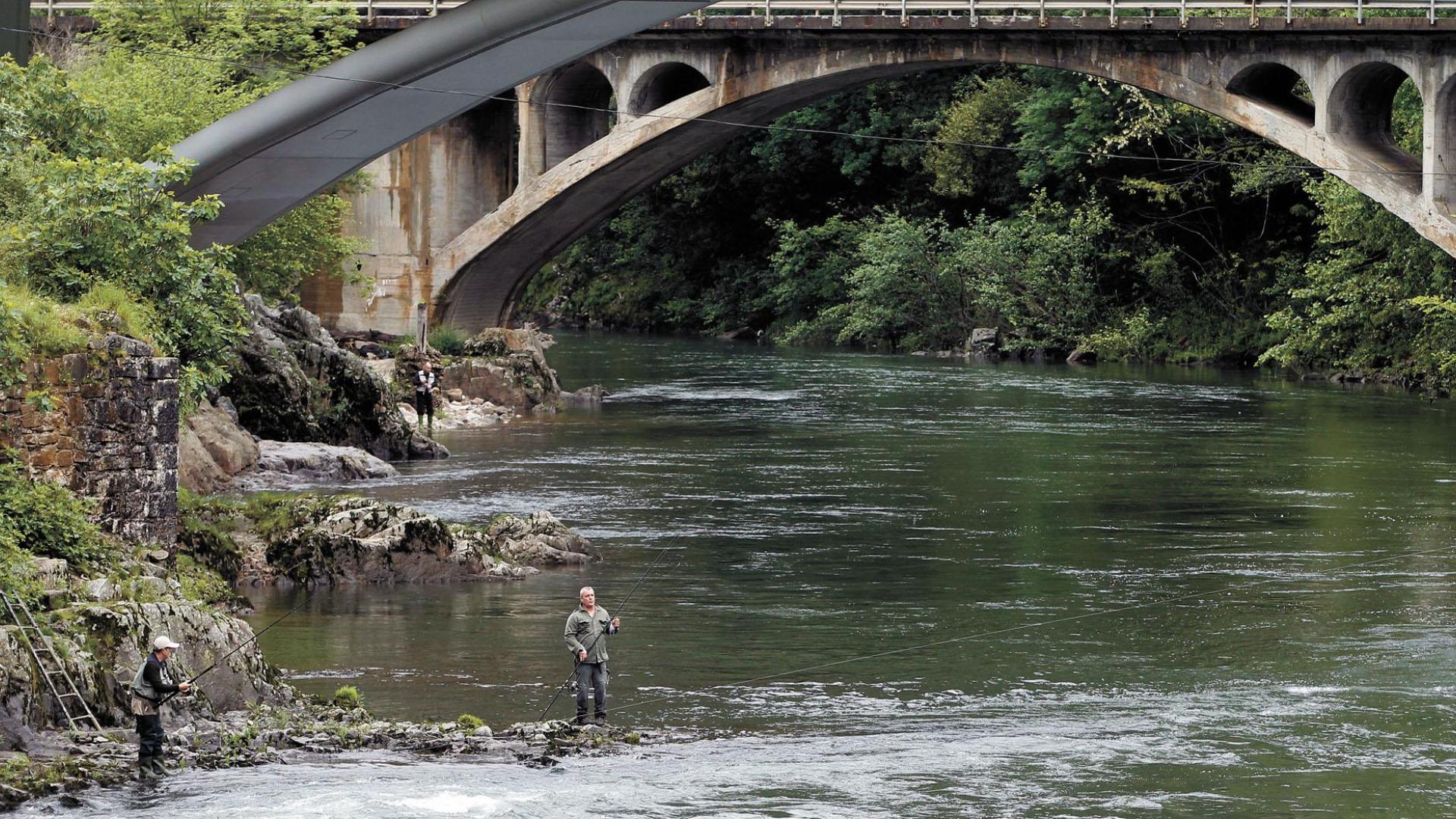 Tres pescadores tientan la suerte con sus cañas bajo el puente de Endarlatsa, en el límite con Guipúzcoa