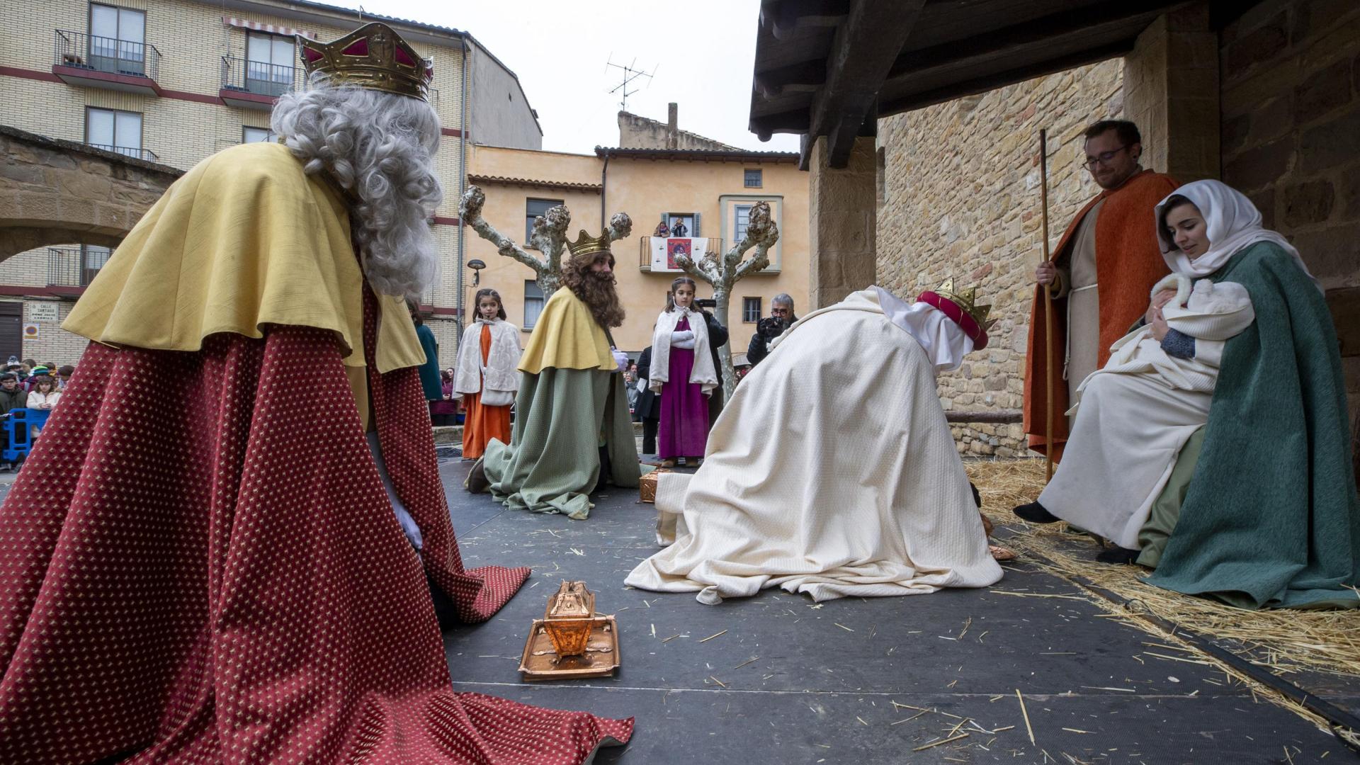 Adoración al Niño Jesús en el Auto del Misterio de Reyes de Sangüesa del pasado mes de enero