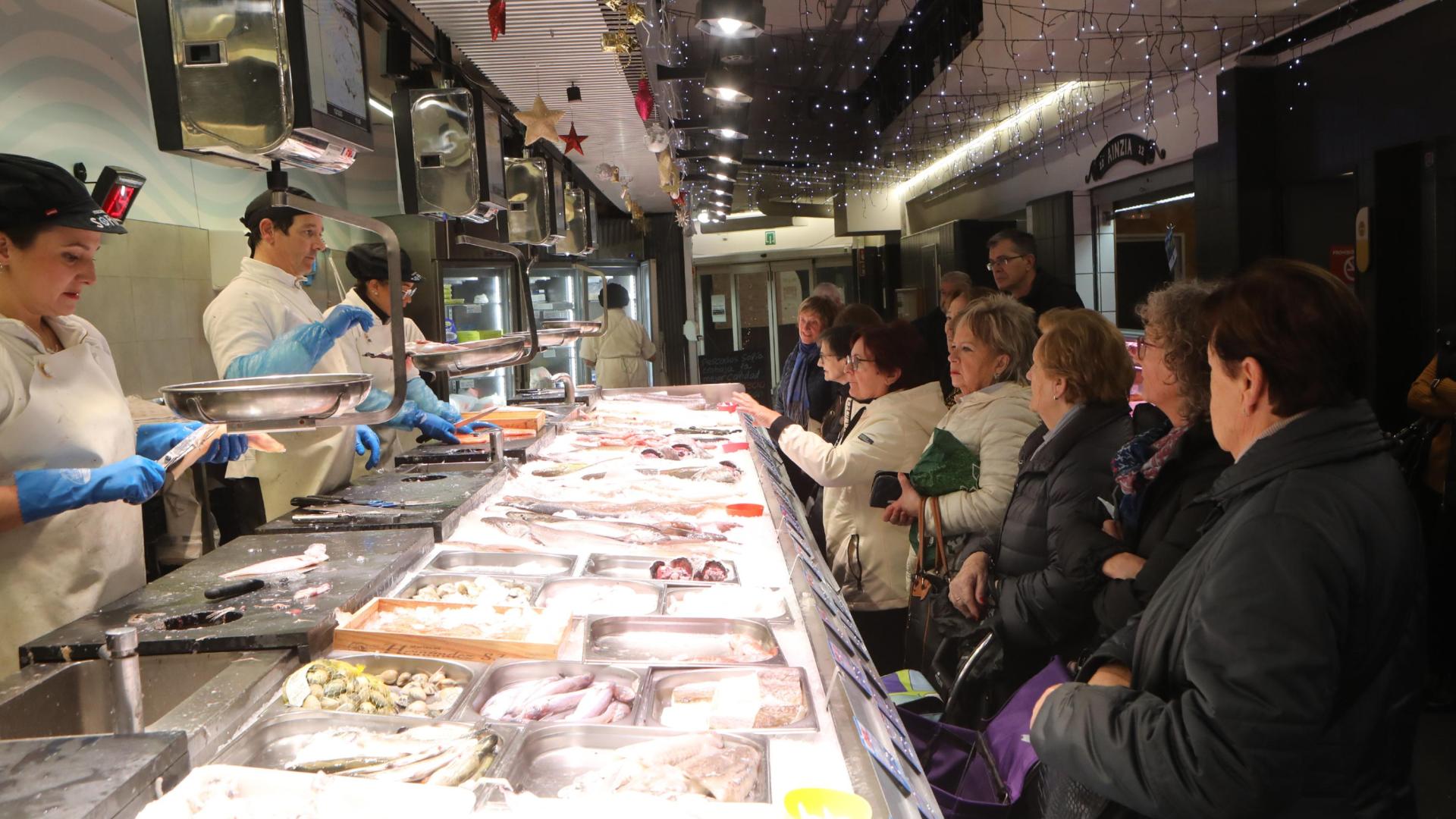 El mercado del Ensanche de Pamplona lleva días trabajando con pedidos para las comidas y cenas navideñas de las próximas semanas