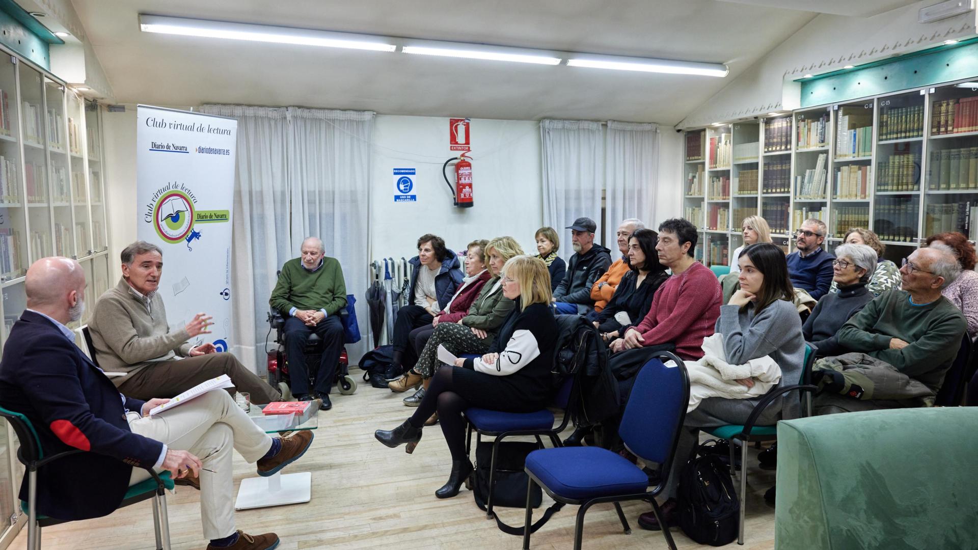 La presentación de ‘Muchas vidas’, de Jose Murugarren (2º izda), estuvo conducida por el responsable de la sección de Opinión de ‘Diario de Navarra’, Yulen Garmendia (1º izda)./