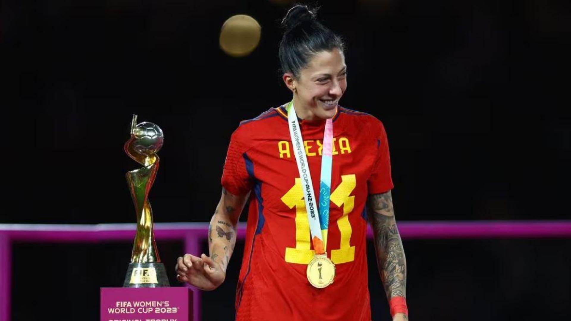 Jenny Hermoso, en la entrega de medallas después de la final del Mundial de fútbol