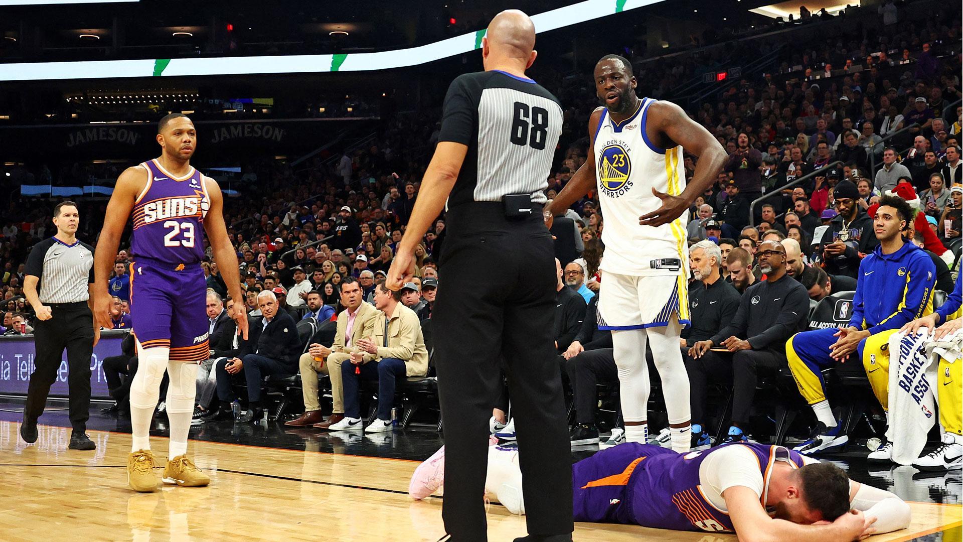 Draymond Green se enfrenta al árbitro tras darle un manotazo en la cara a Jusuf Nurkic